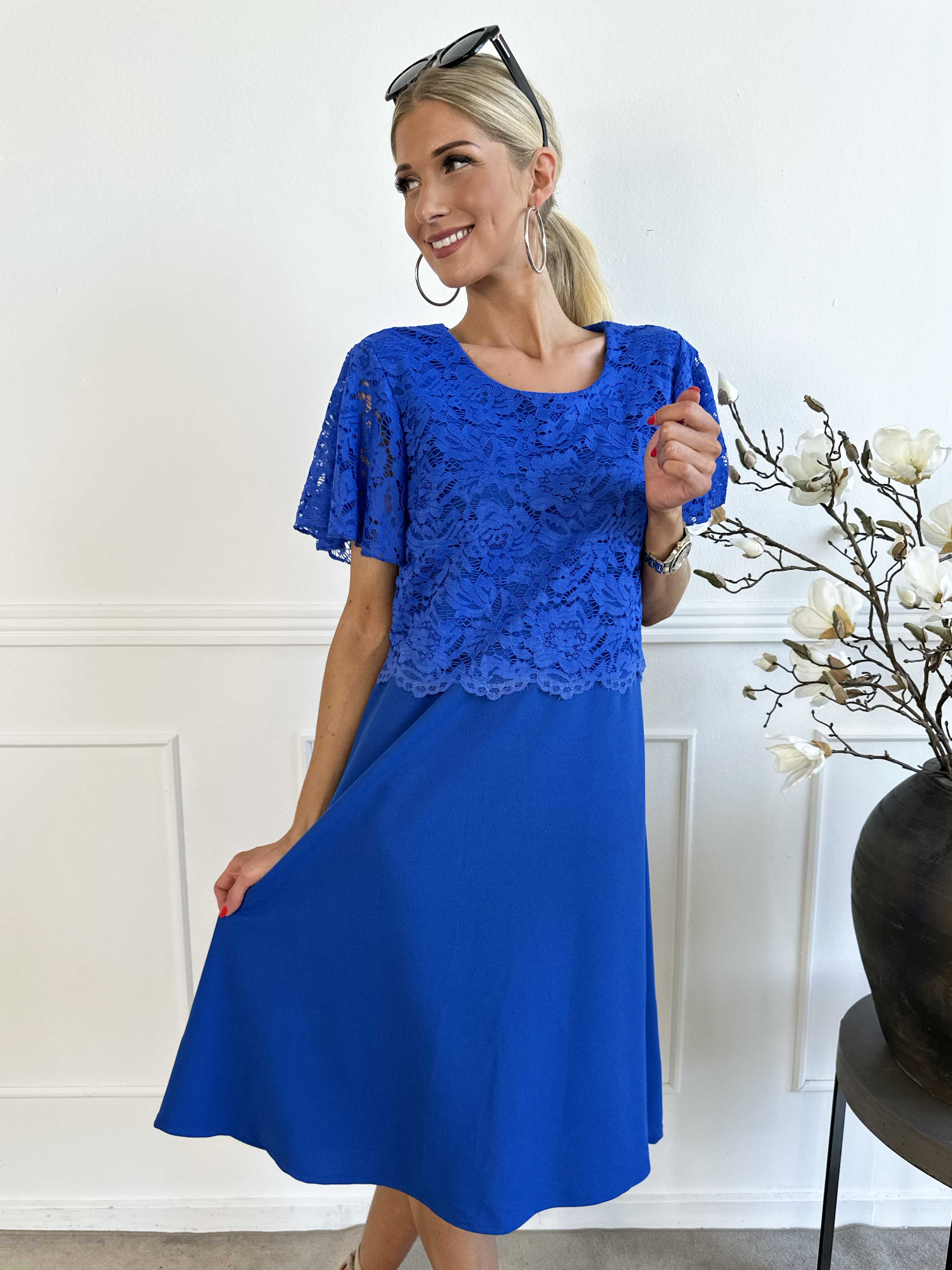 Aniki - Fin feminin klänning med spetsöverdel