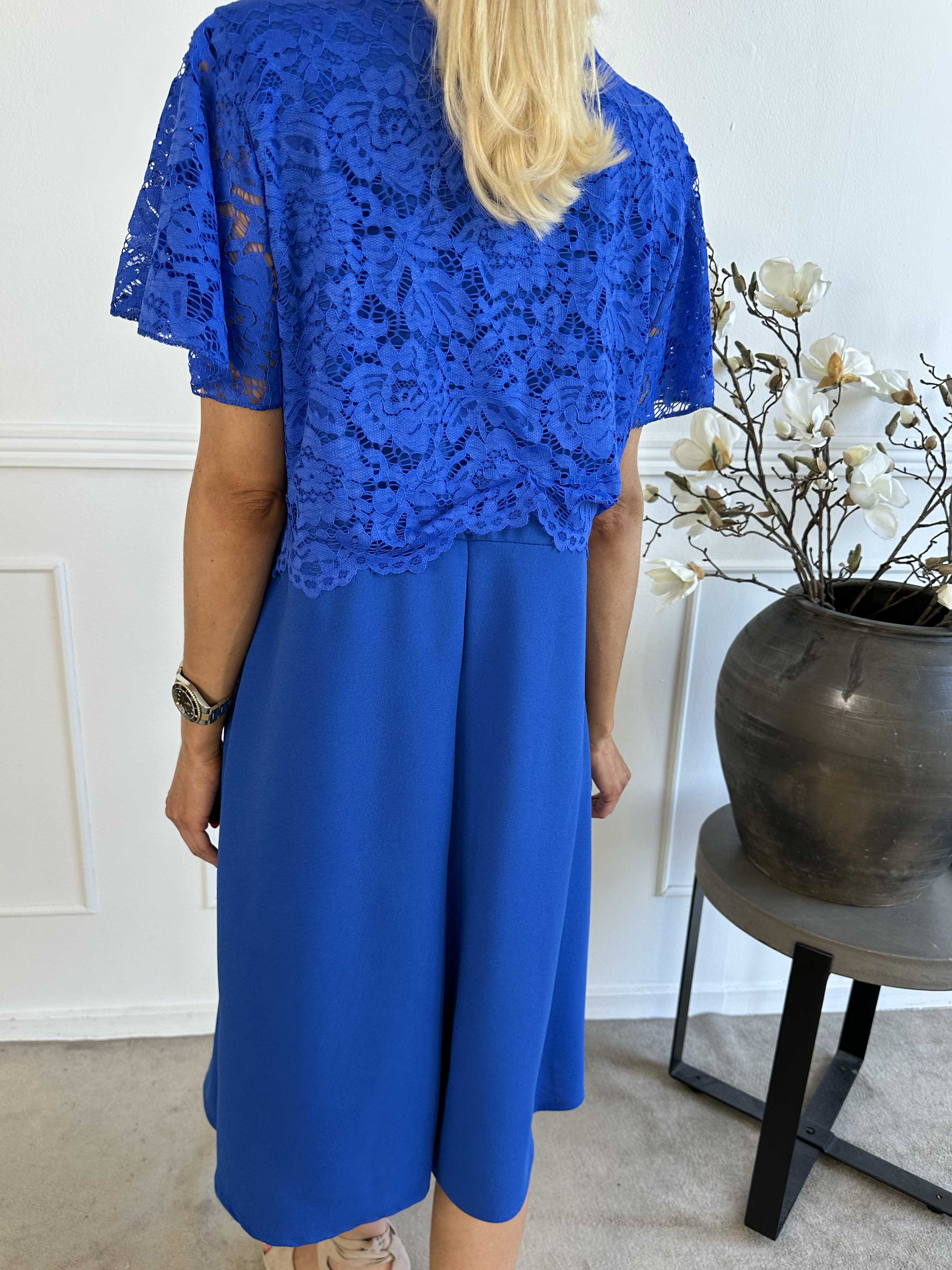 Aniki - Fin feminin klänning med spetsöverdel