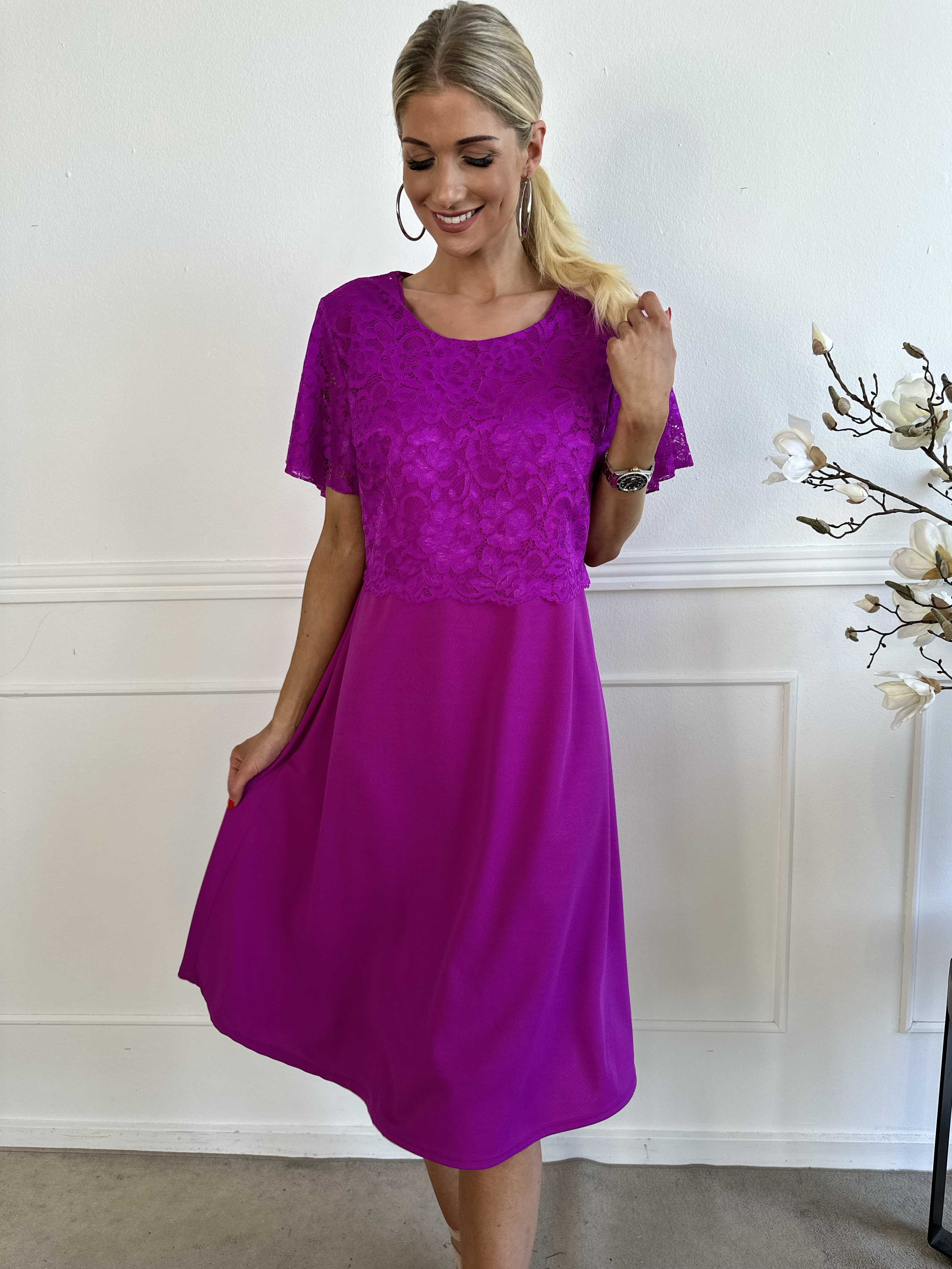 Aniki - Fin feminin klänning med spetsöverdel