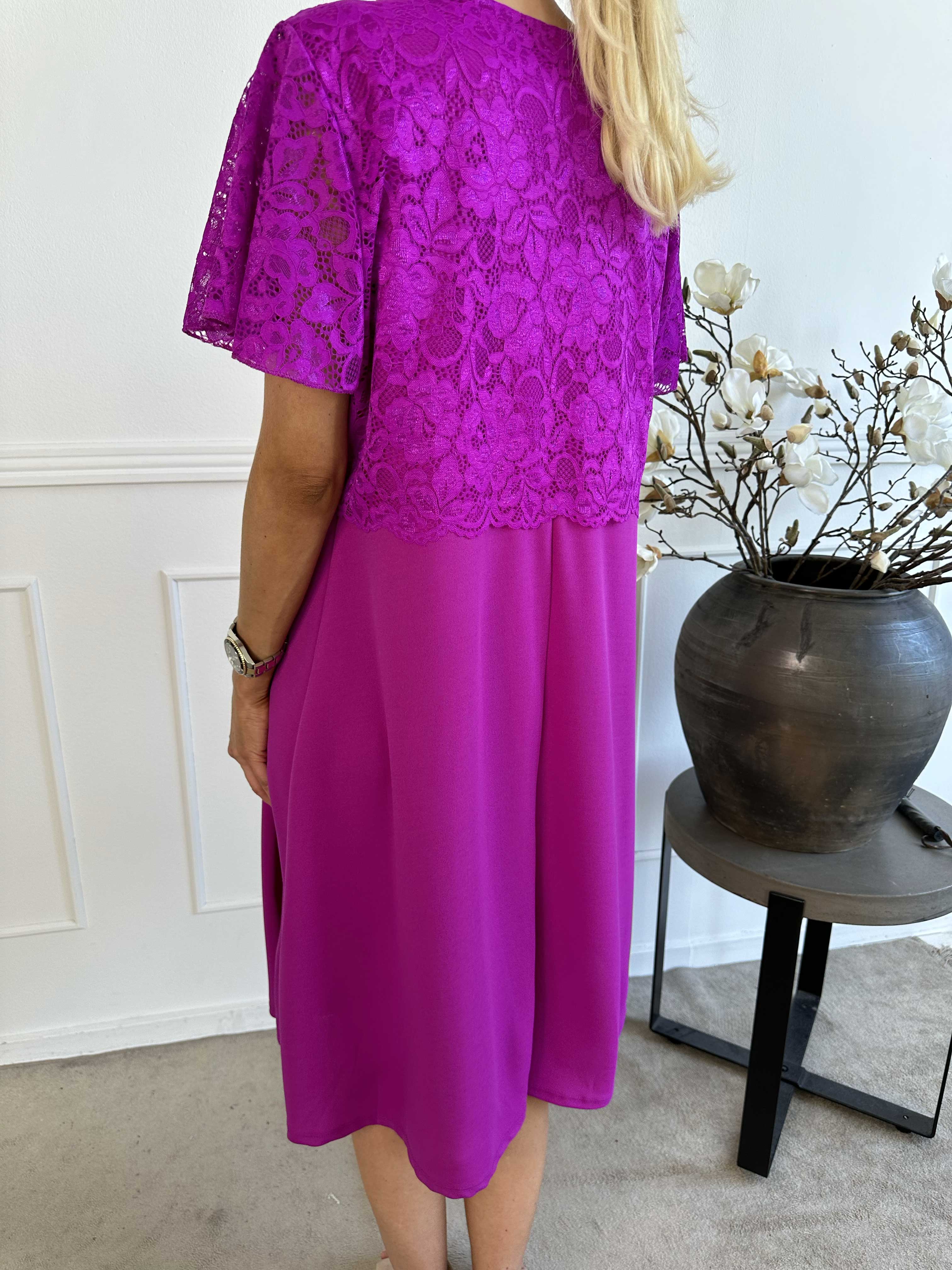 Aniki - Fin feminin klänning med spetsöverdel