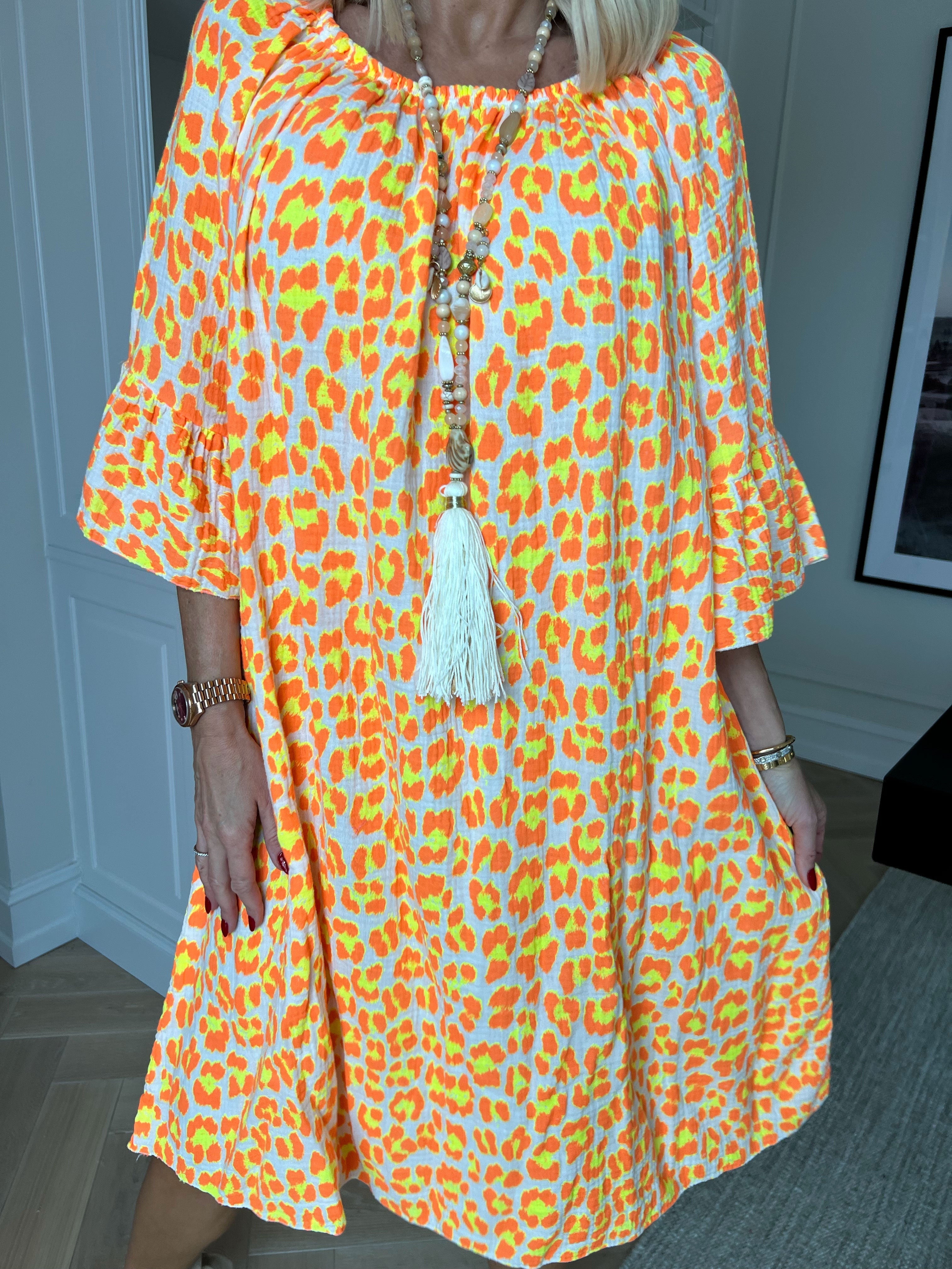 Antonella - Kjole i blødt bomuldsbæk og bølge stof med et fint leopardprint