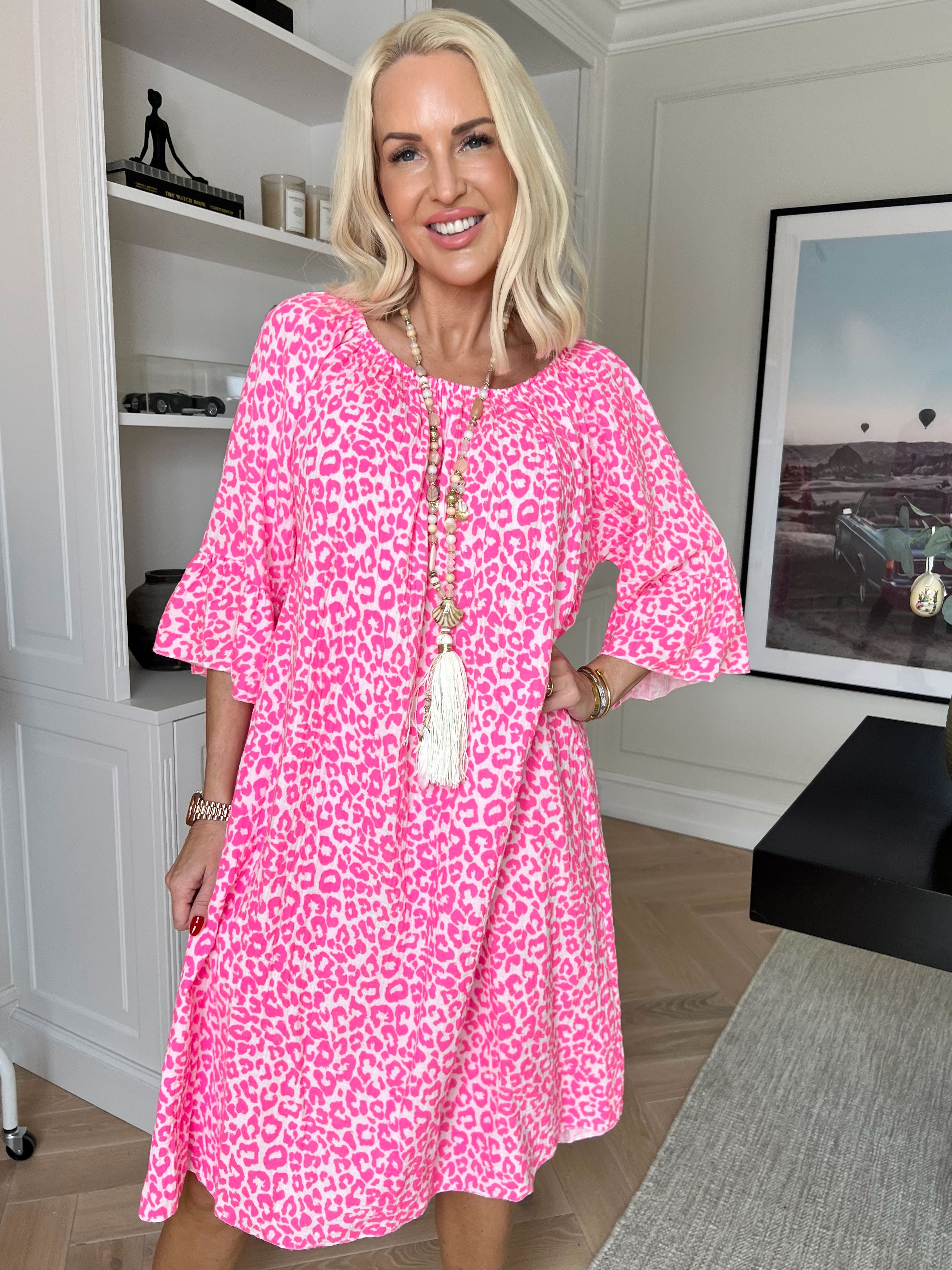 Antonella - Kjole i blødt bomuldsbæk og bølge stof med et fint leopardprint