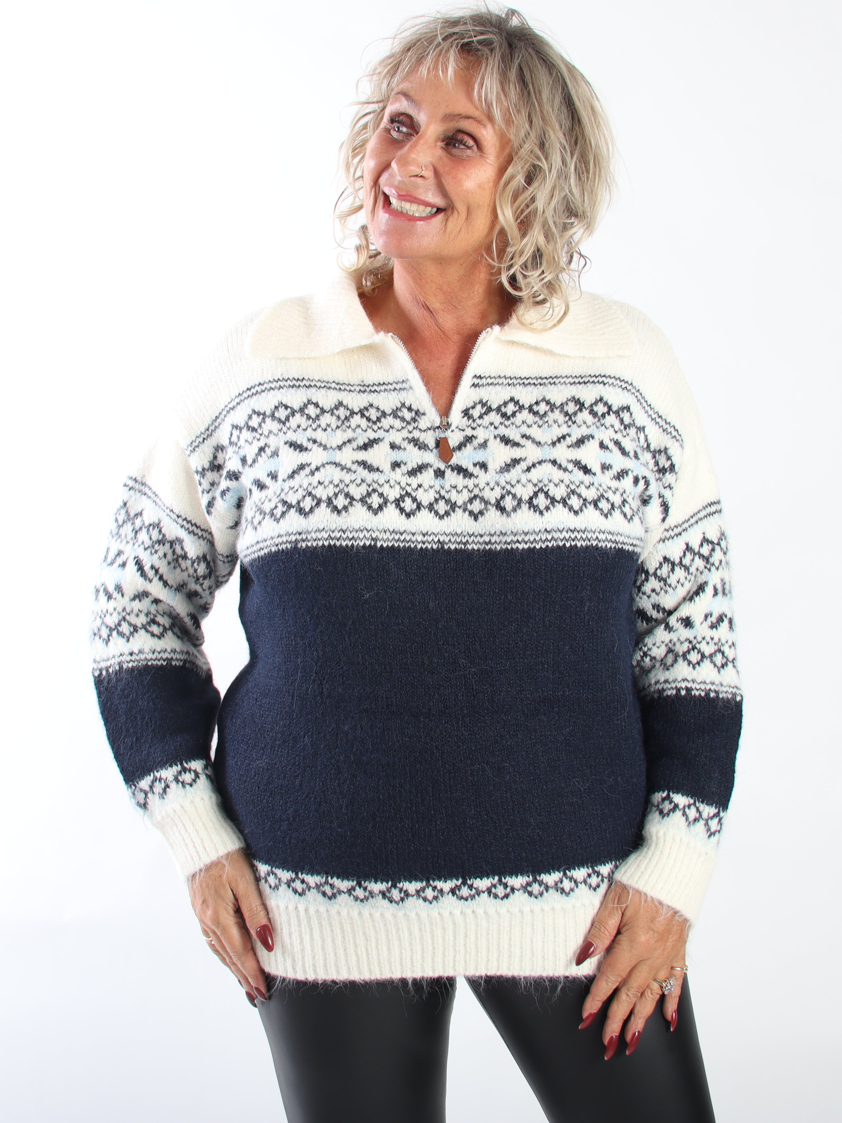 Asta - Varm och skön stickad tröja i plus size med snyggt mönster, fin krage och dragkedja i halsen