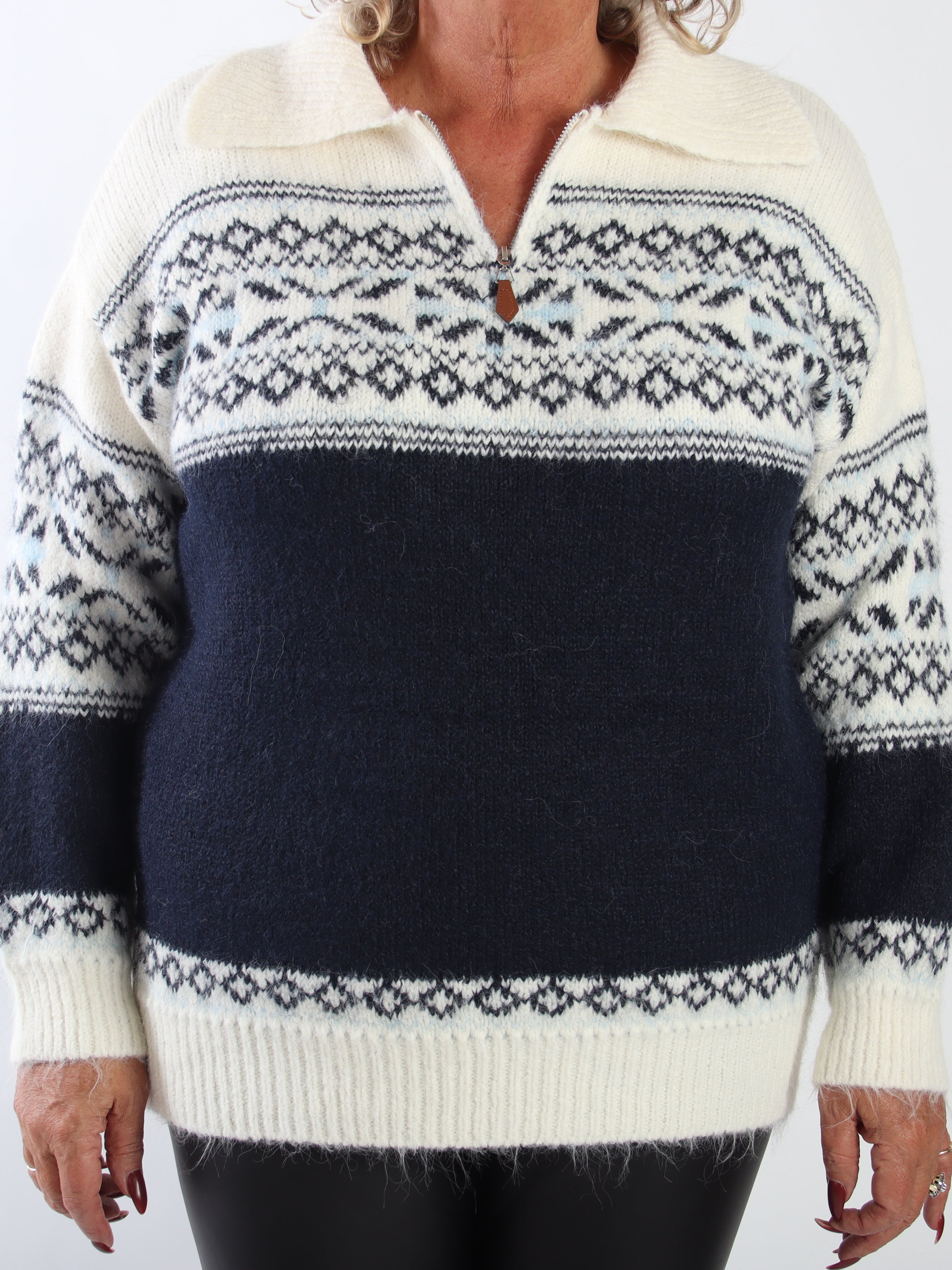 Asta - Varm och skön stickad tröja i plus size med snyggt mönster, fin krage och dragkedja i halsen