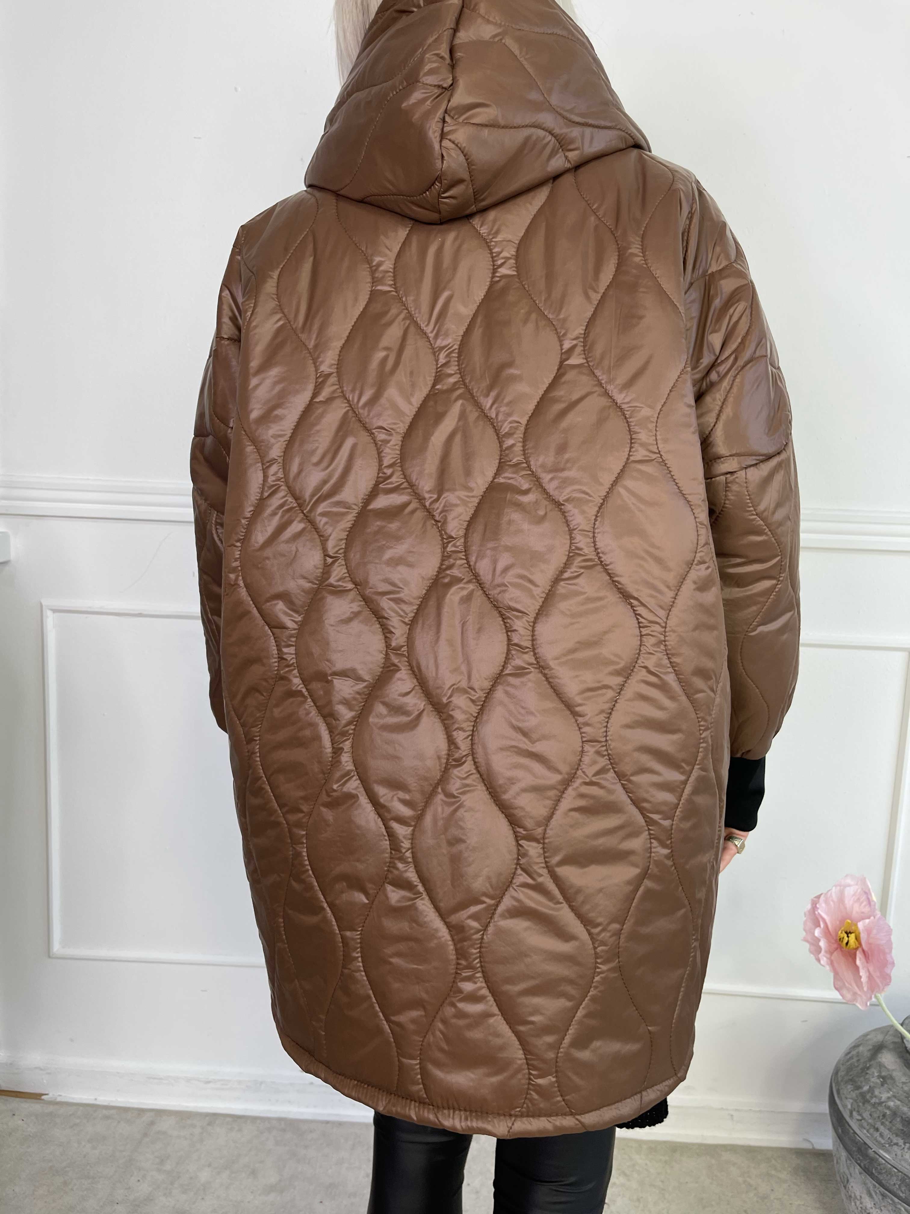 Augusta - Quiltet overgangsjakke med hætte og lynlås