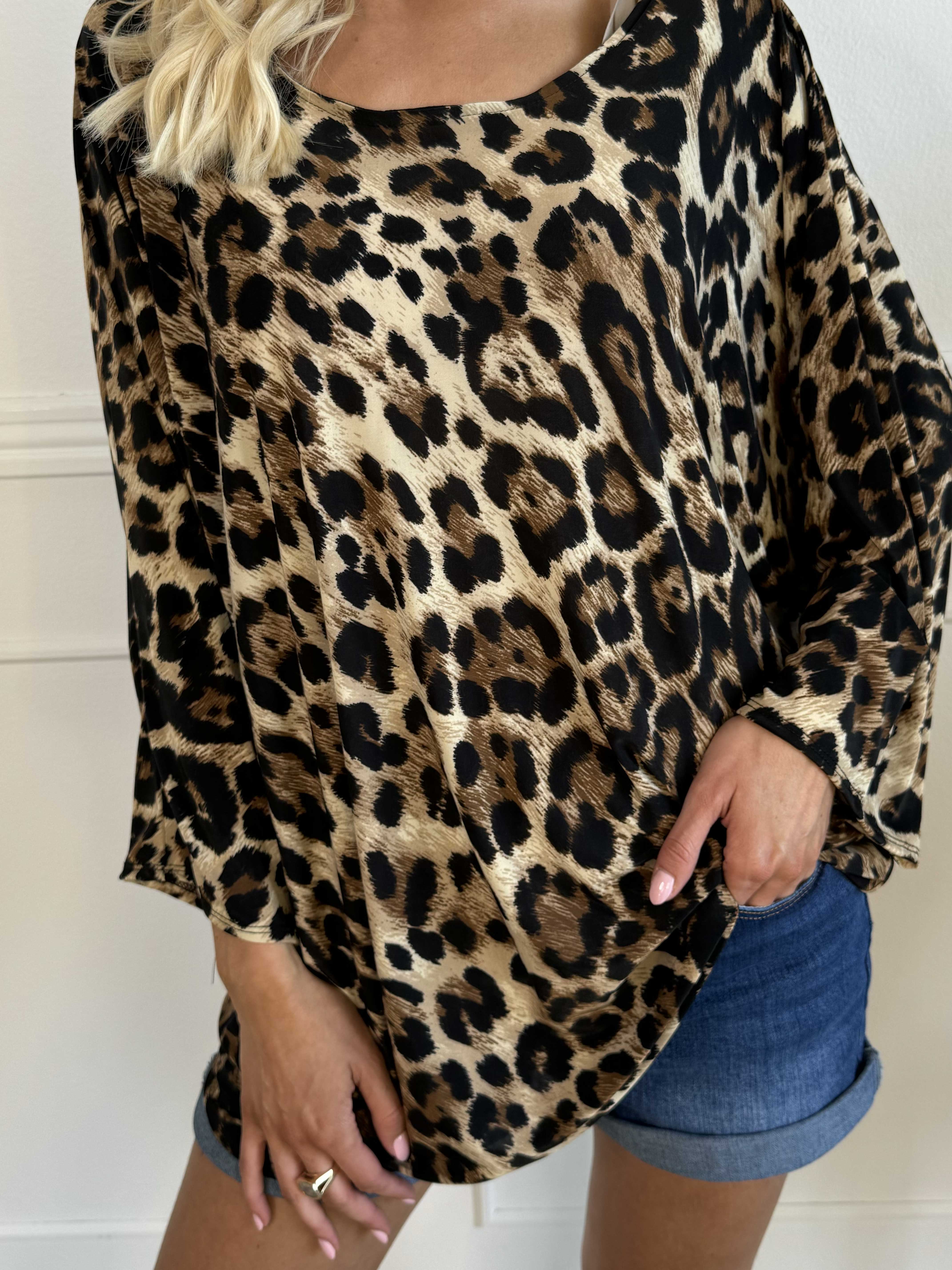 Augustine - Blus i stretchigt tyg med fladdermusärmar