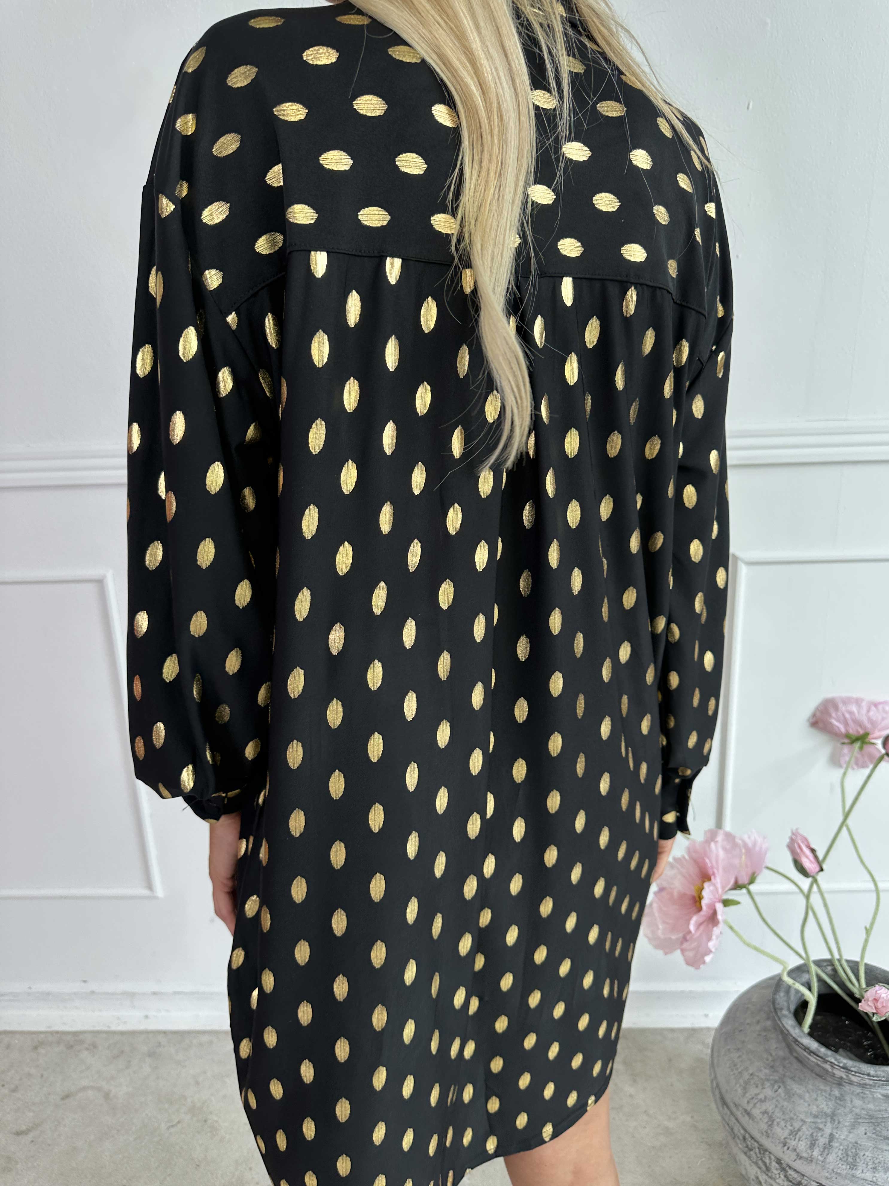 Belinda - Skjortekjole detaljeret med guld dutter