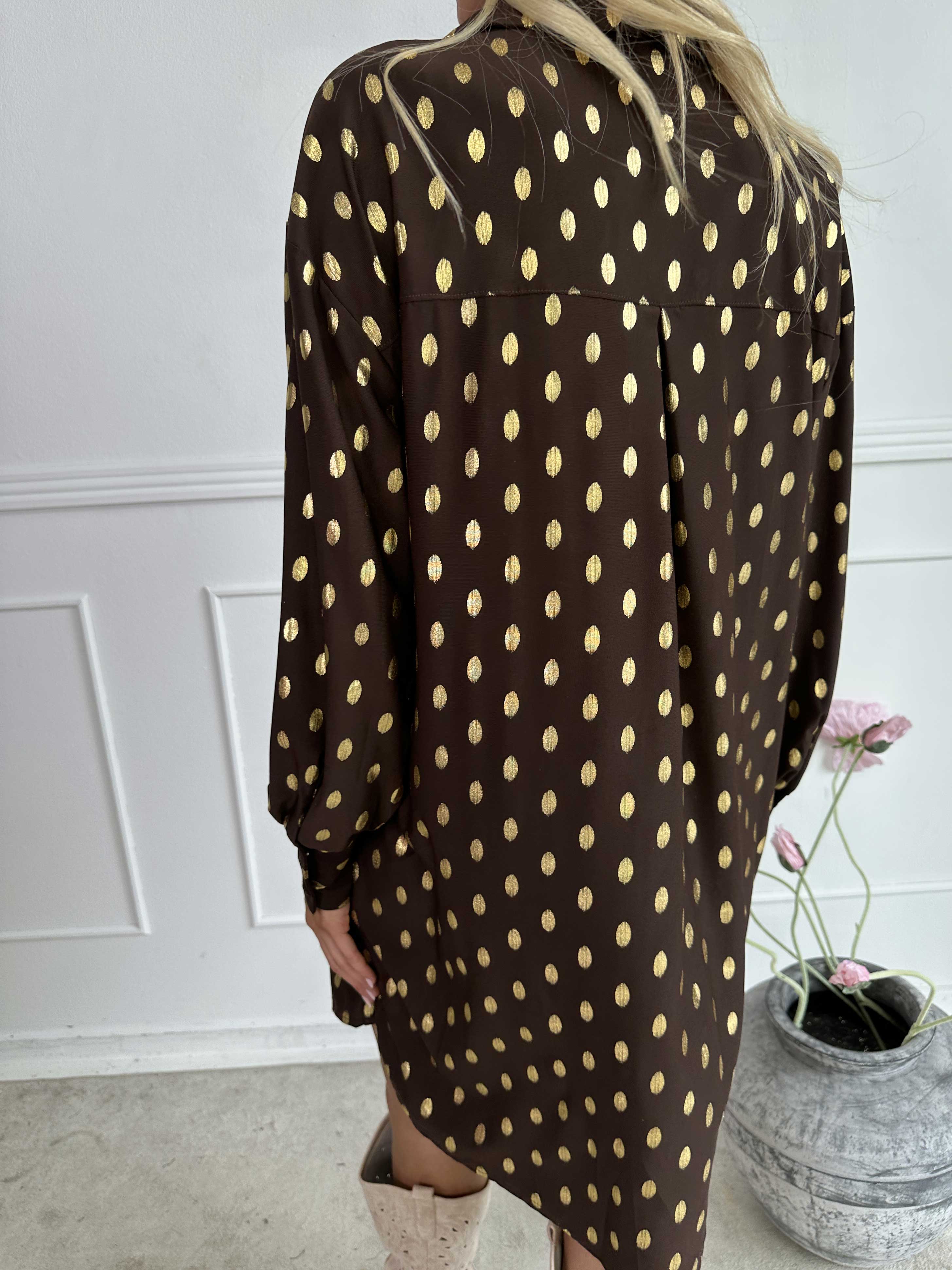 Belinda - Skjortekjole detaljeret med guld dutter