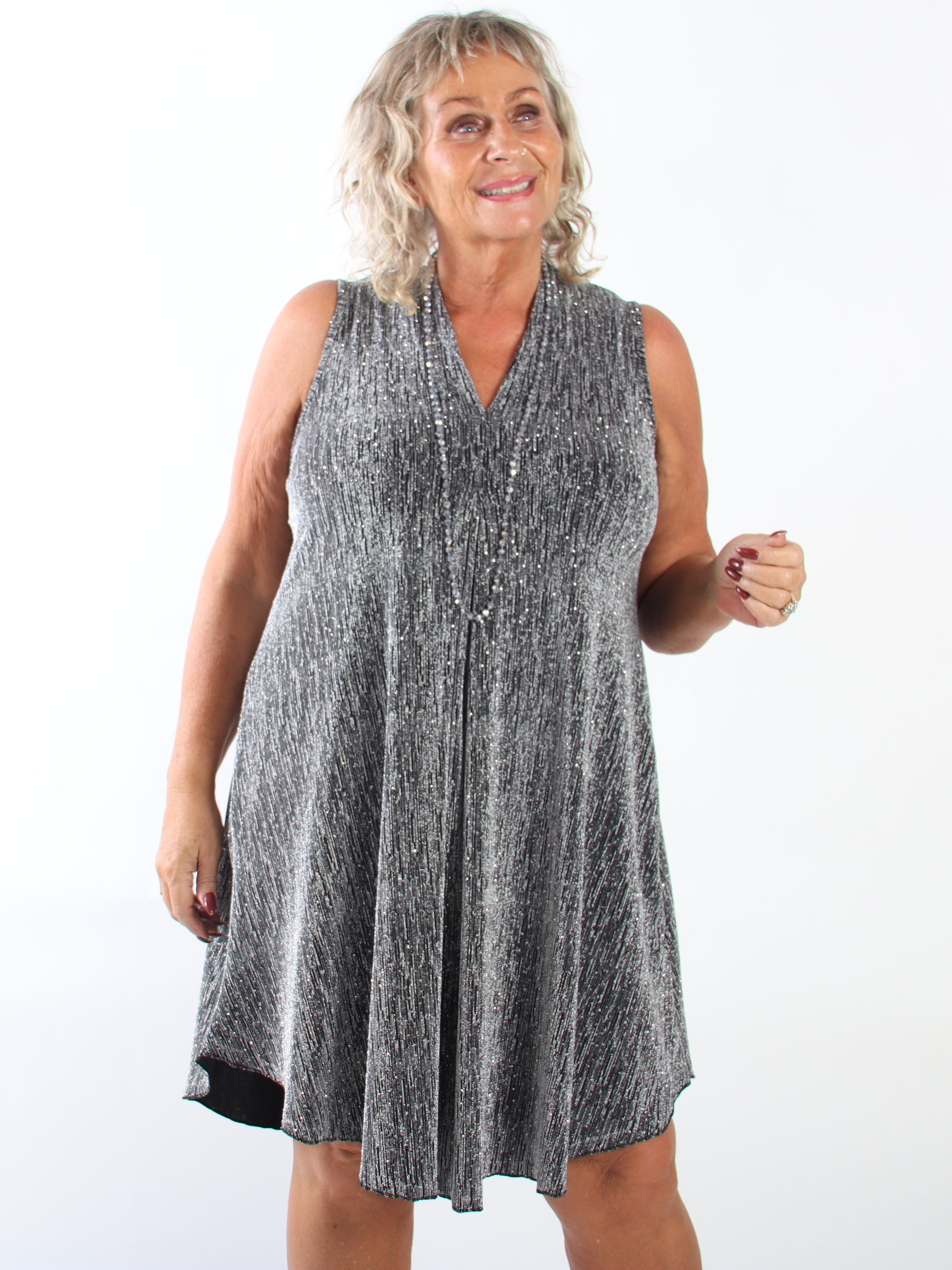 Bibbiana - Stretchig klänning i plus size med glittrande glittertrådar och fina strass