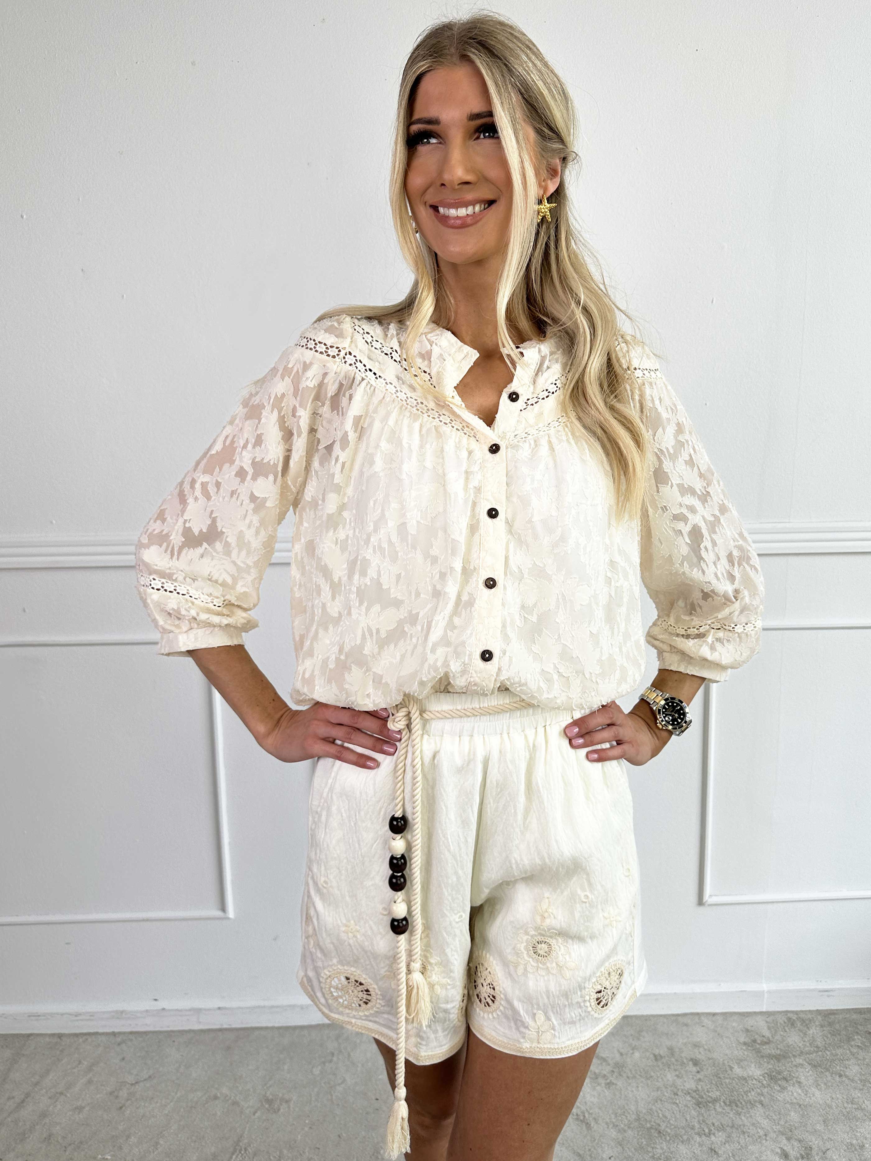 Brienne - Söt spetstunika med broderingar