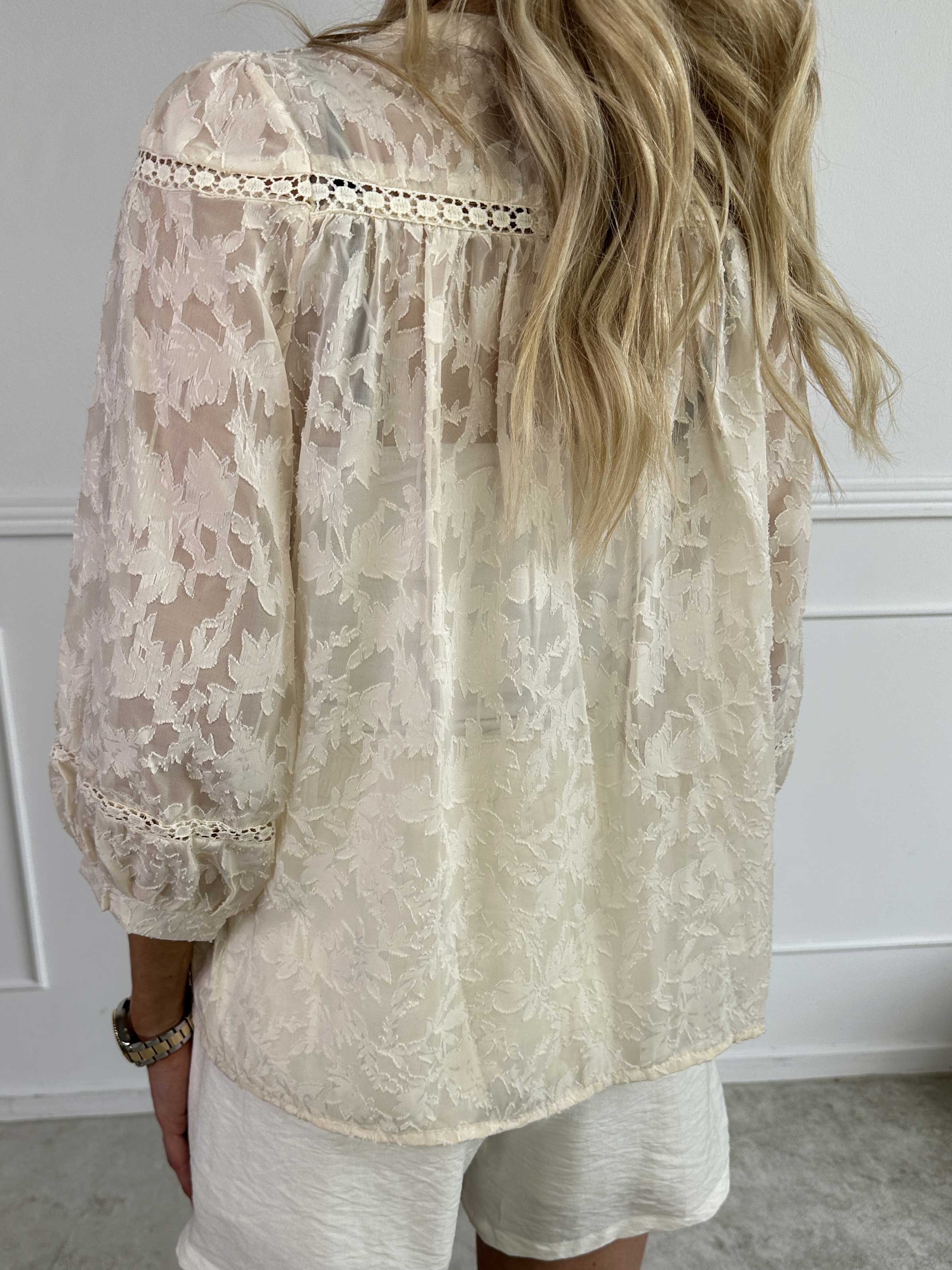 Brienne - Söt spetstunika med broderingar