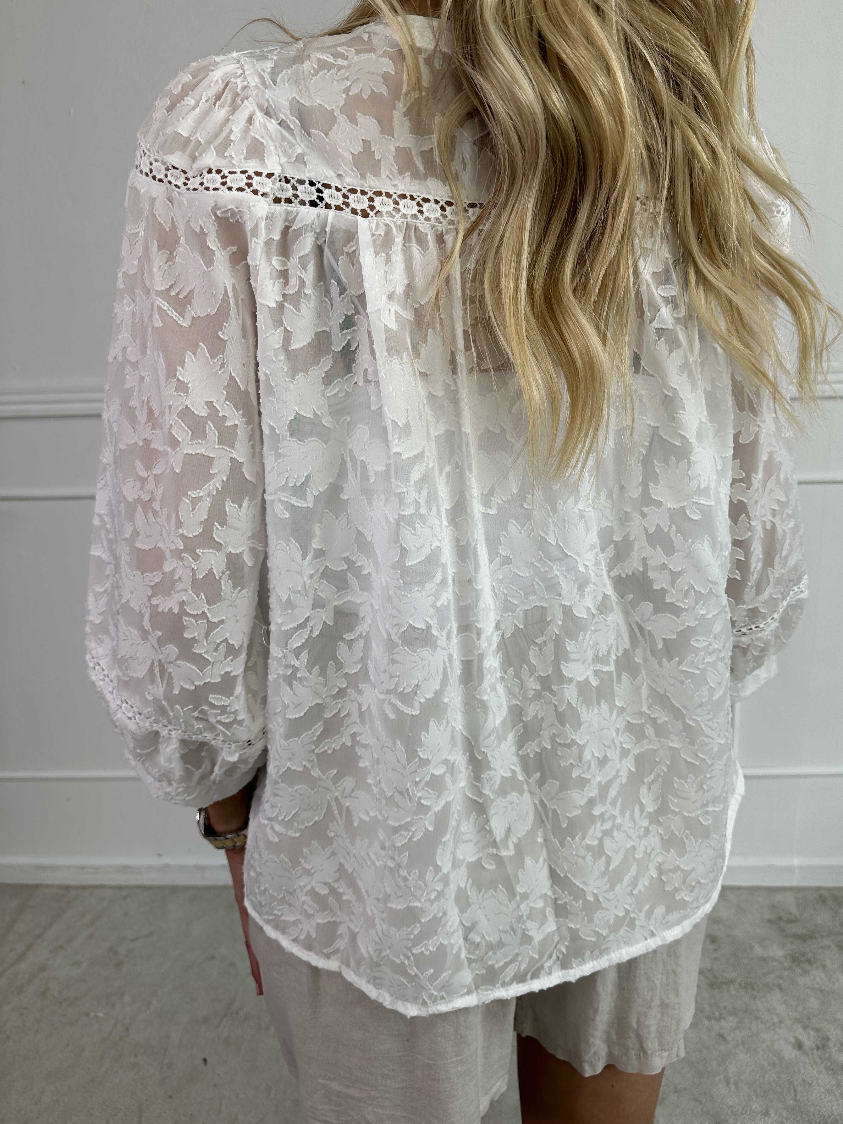 Brienne - Söt spetstunika med broderingar