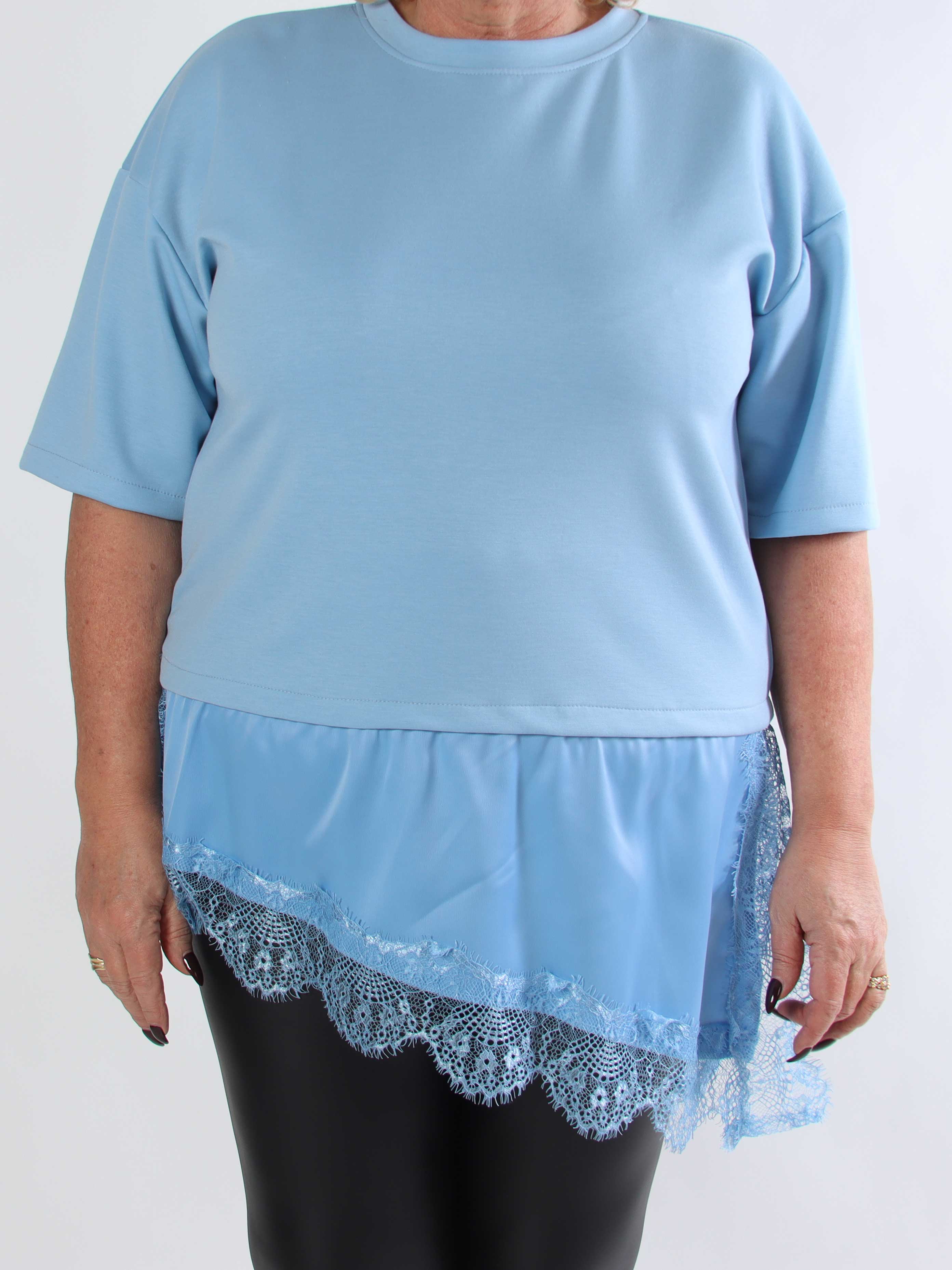 Camemi - Plus size t-shirt med indsyet top med blondekant forneden