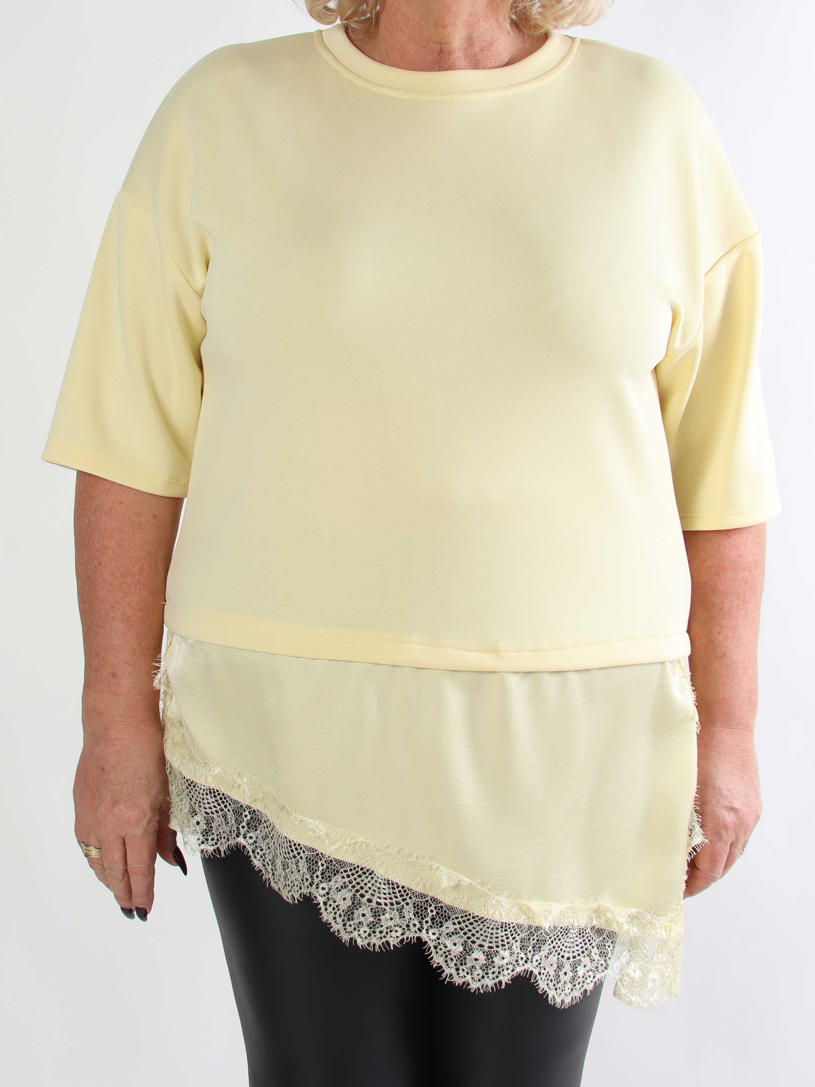 Camemi - Plus size t-shirt med indsyet top med blondekant forneden