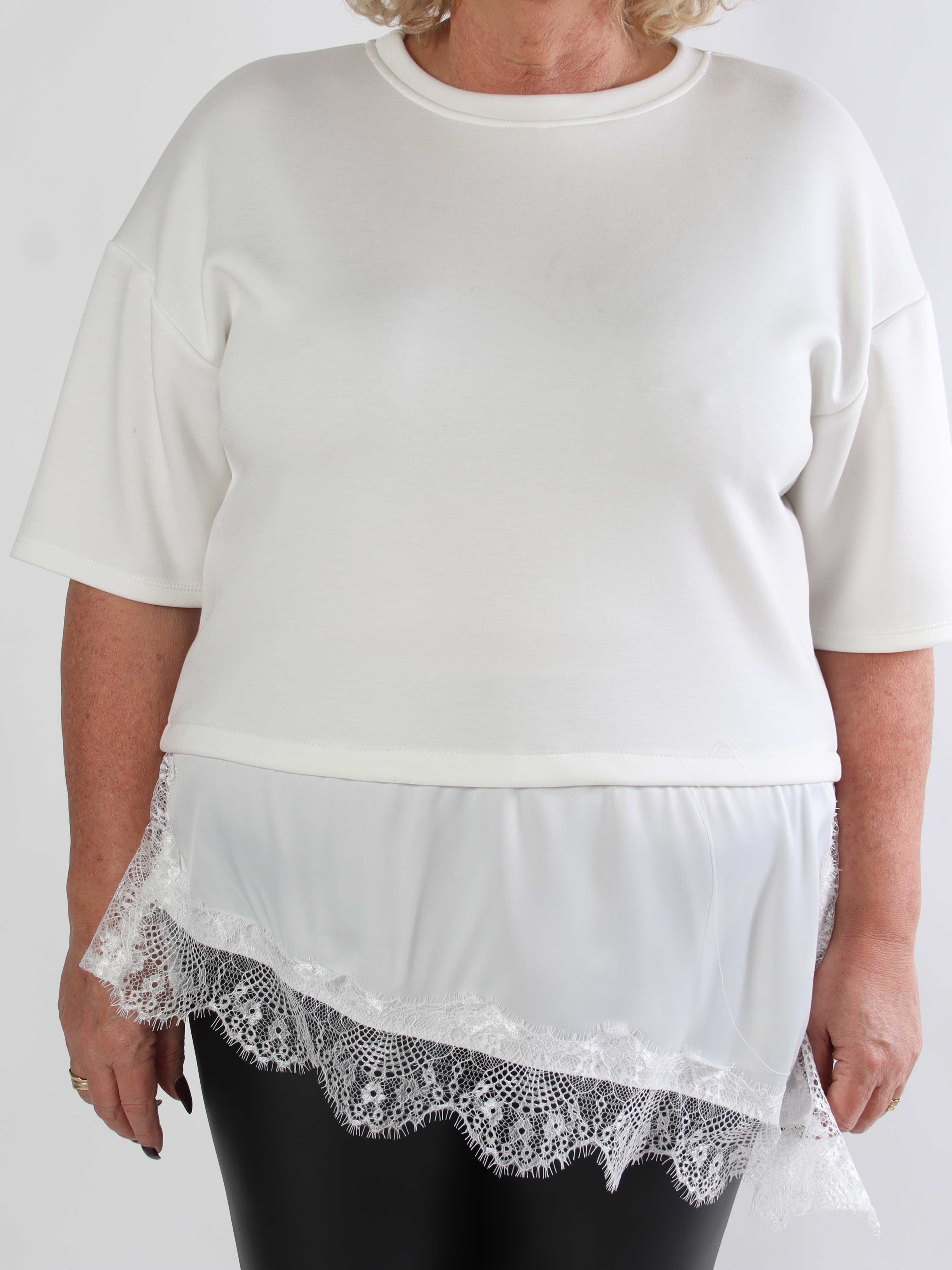 Camemi - Plus size t-shirt med indsyet top med blondekant forneden