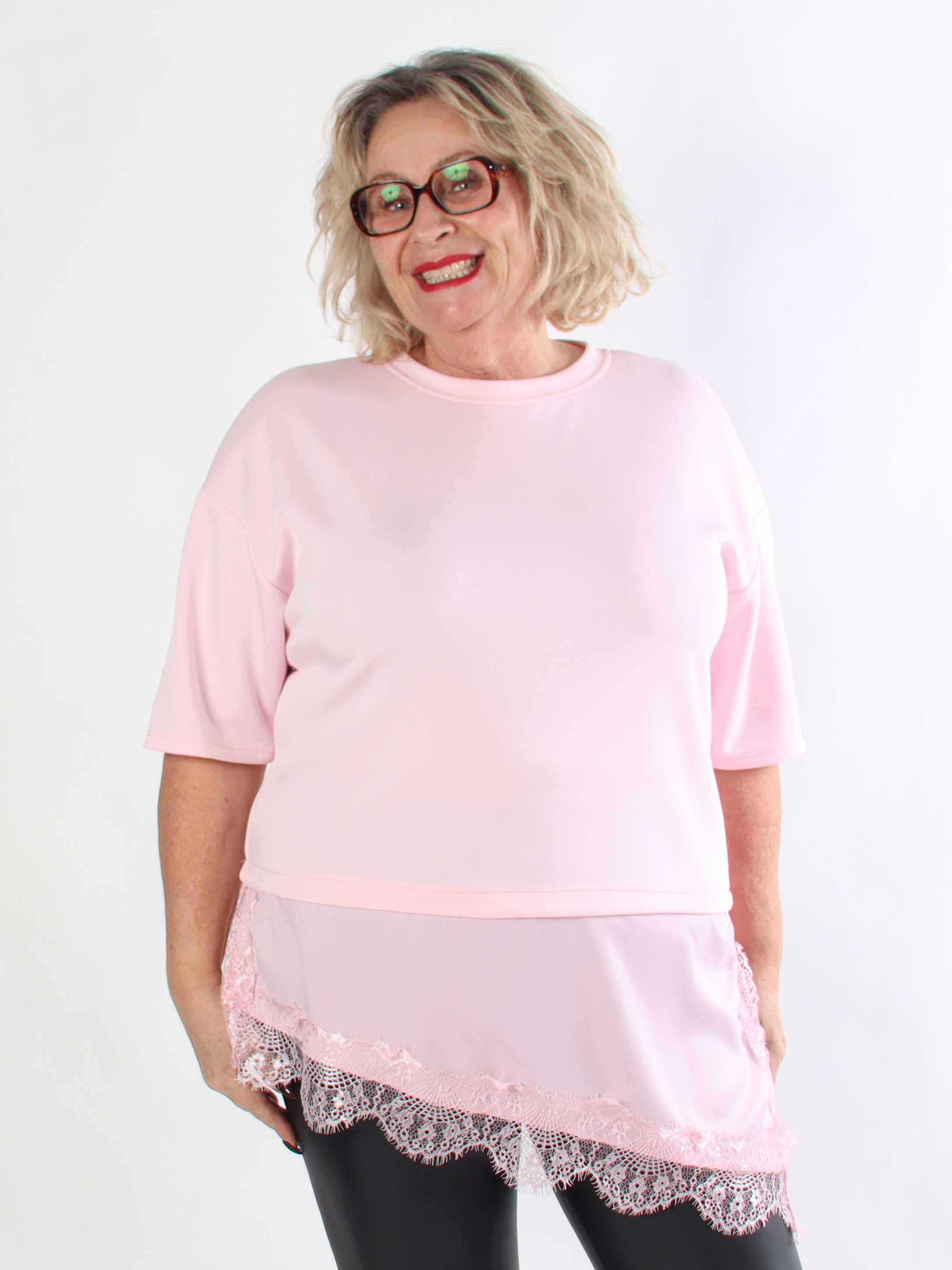 Camemi - Plus size t-shirt med indsyet top med blondekant forneden