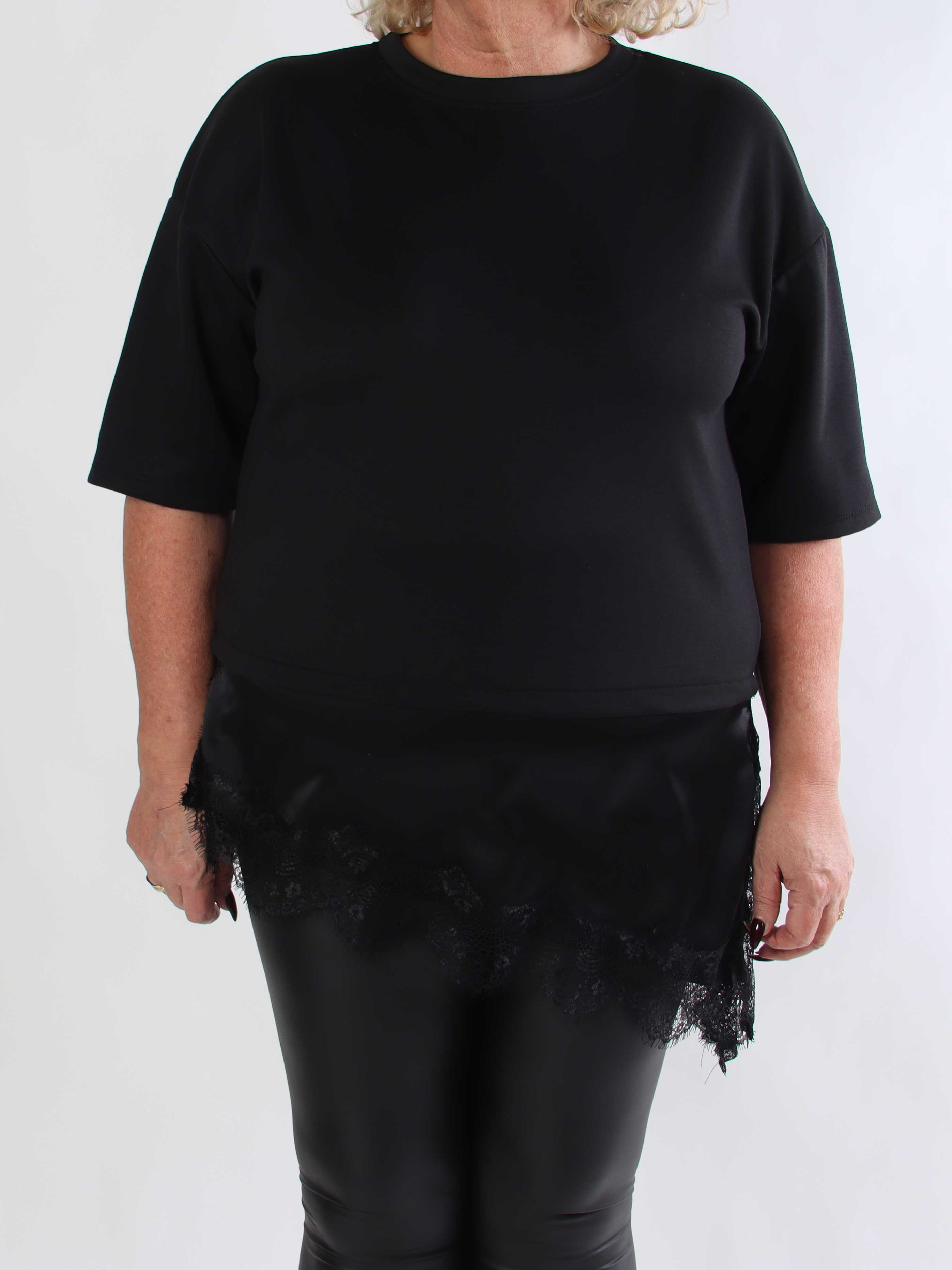 Camemi - Plus size t-shirt med indsyet top med blondekant forneden