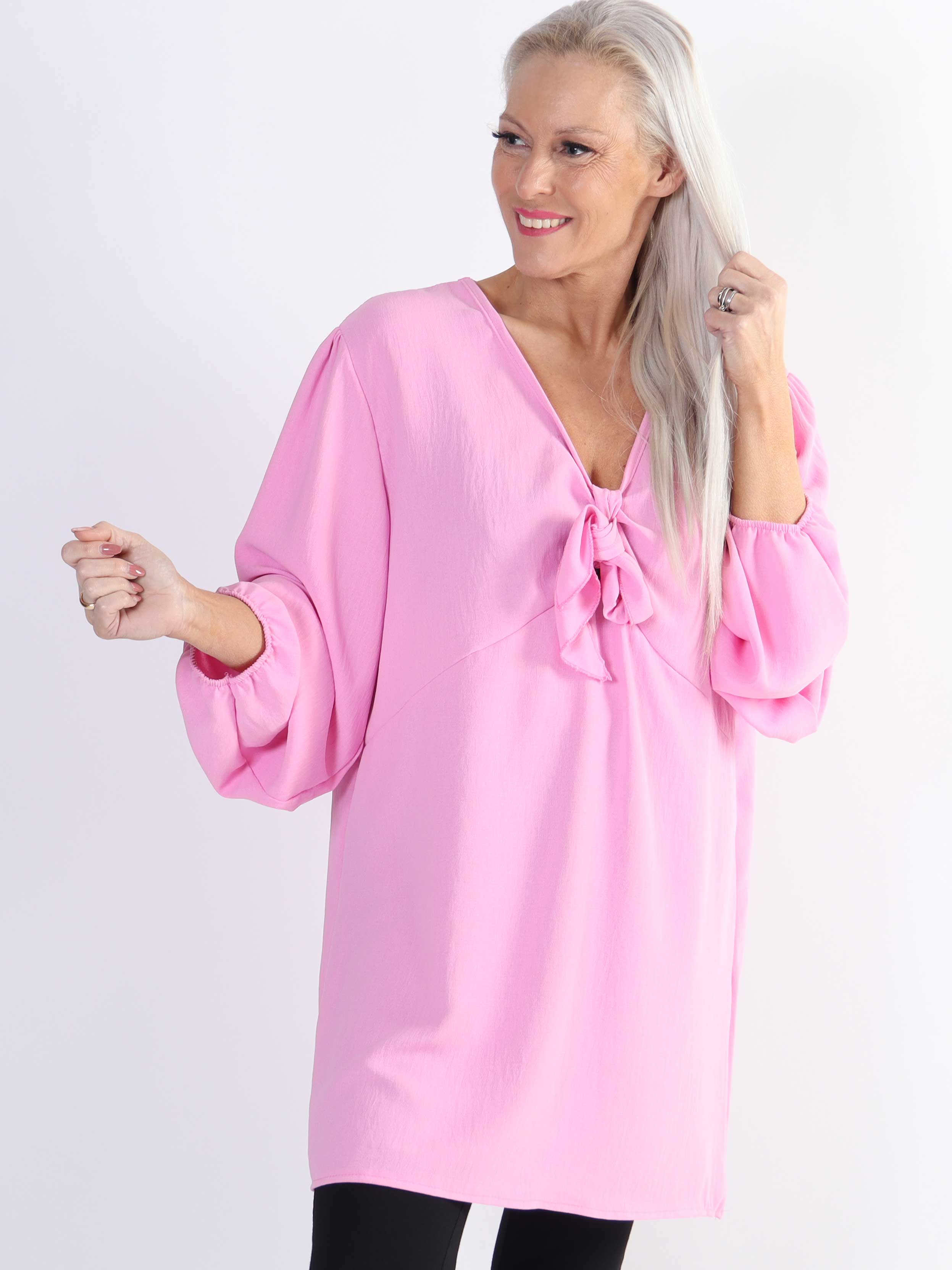 Cassandra - Söt tunika i stor storlek med rosett på bröstet