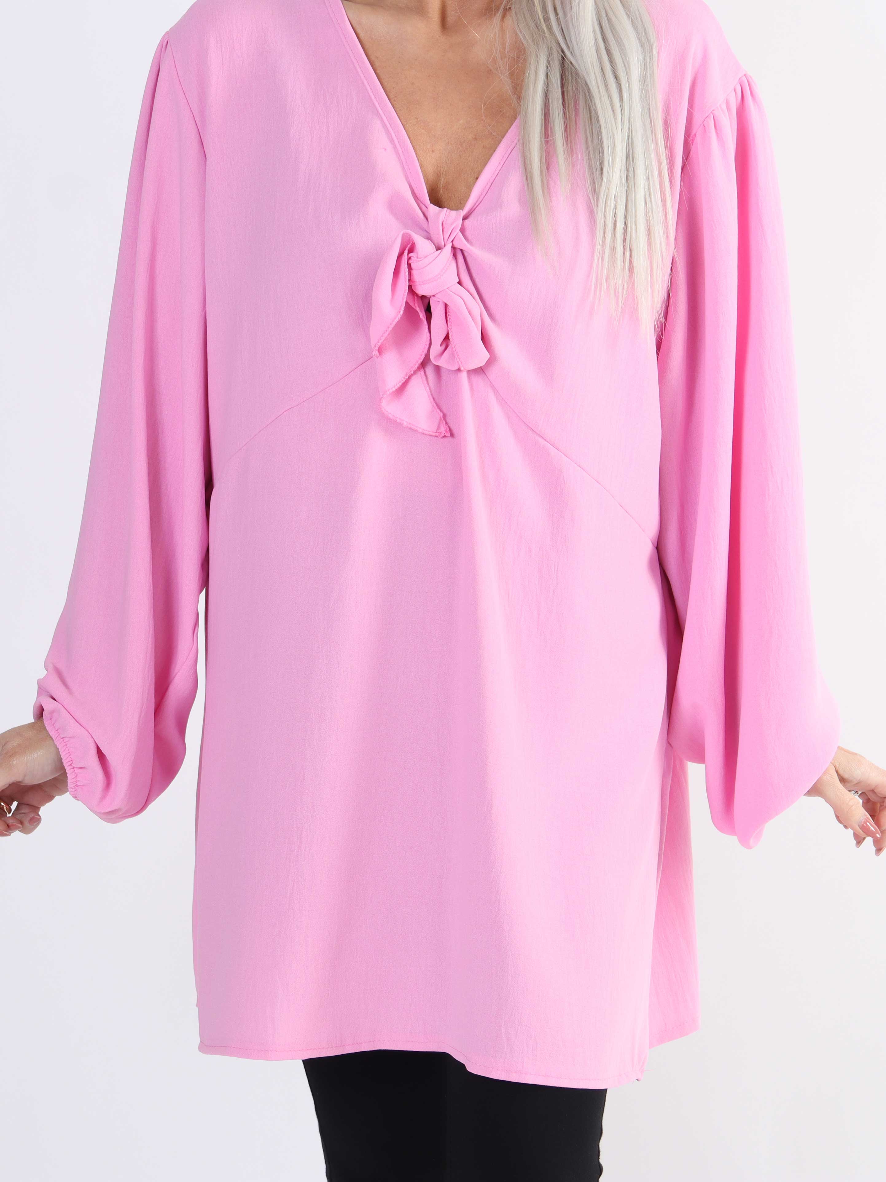 Cassandra - Söt tunika i stor storlek med rosett på bröstet