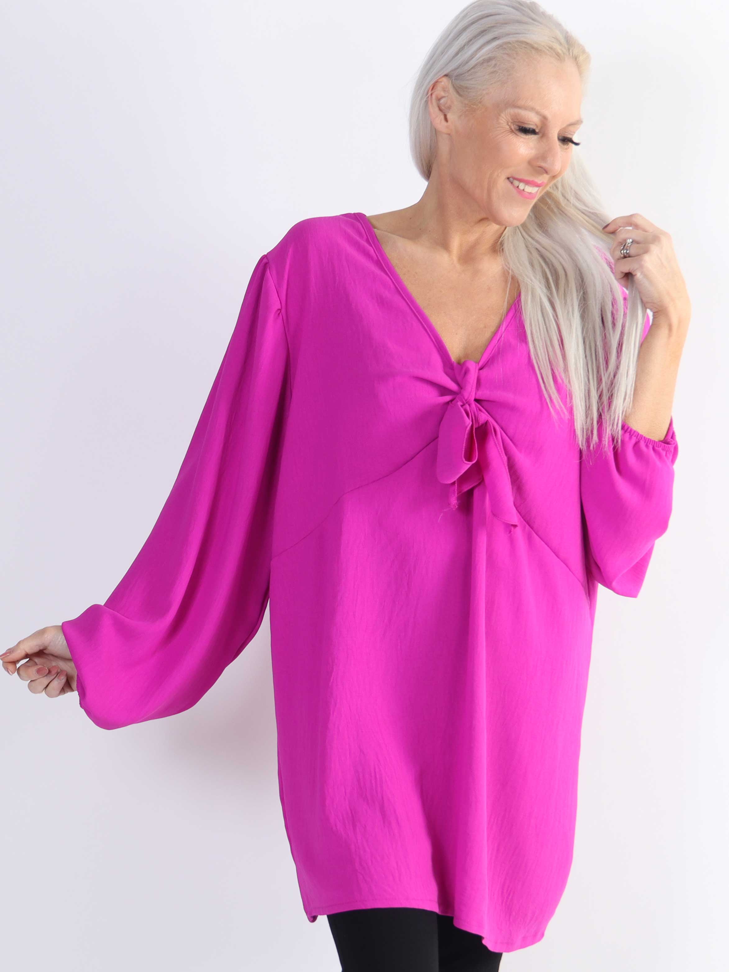 Cassandra - Söt tunika i stor storlek med rosett på bröstet