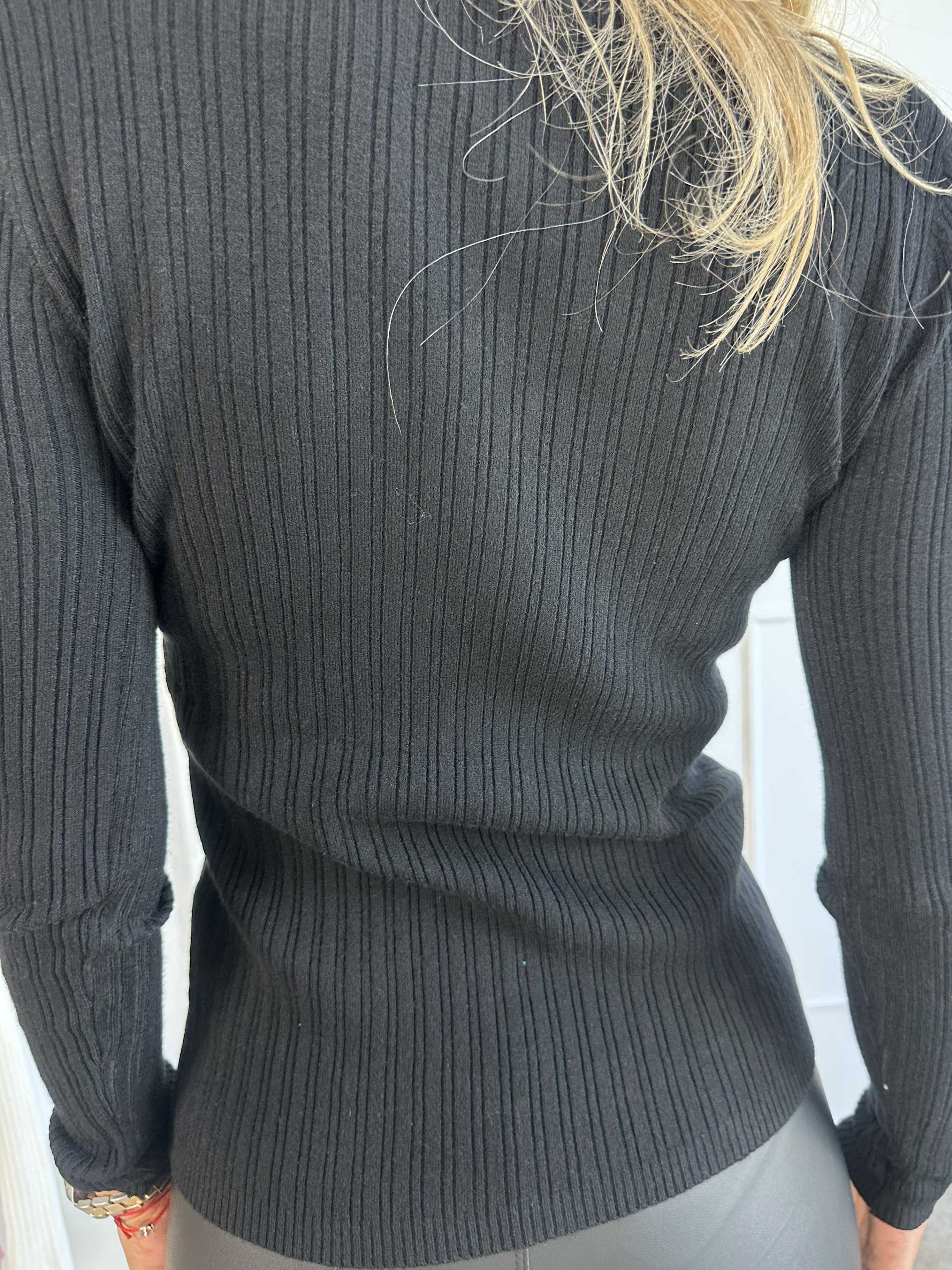 Cassy - Mjuk stickad blus med vita pärlor