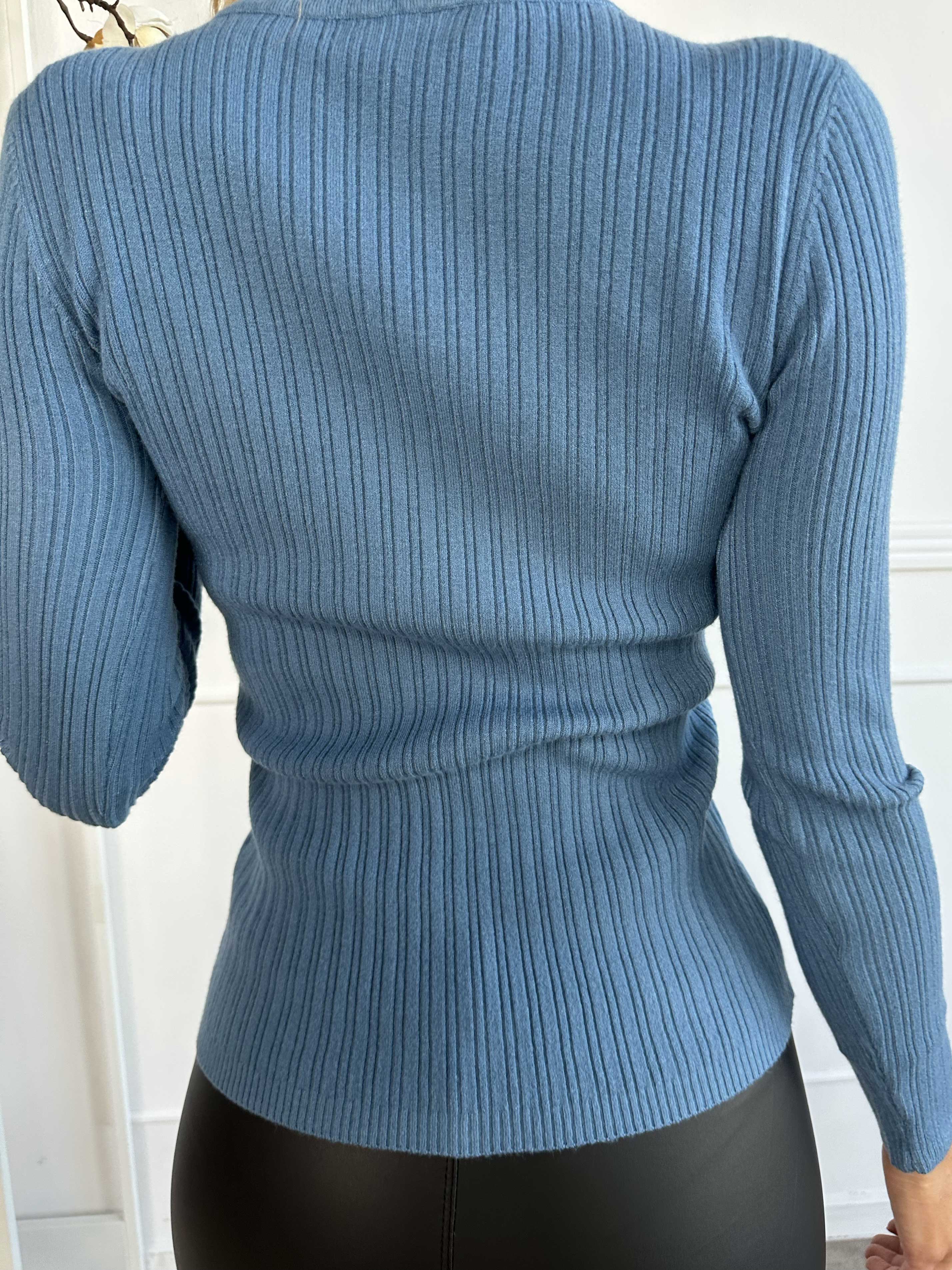 Cassy - Mjuk stickad blus med vita pärlor