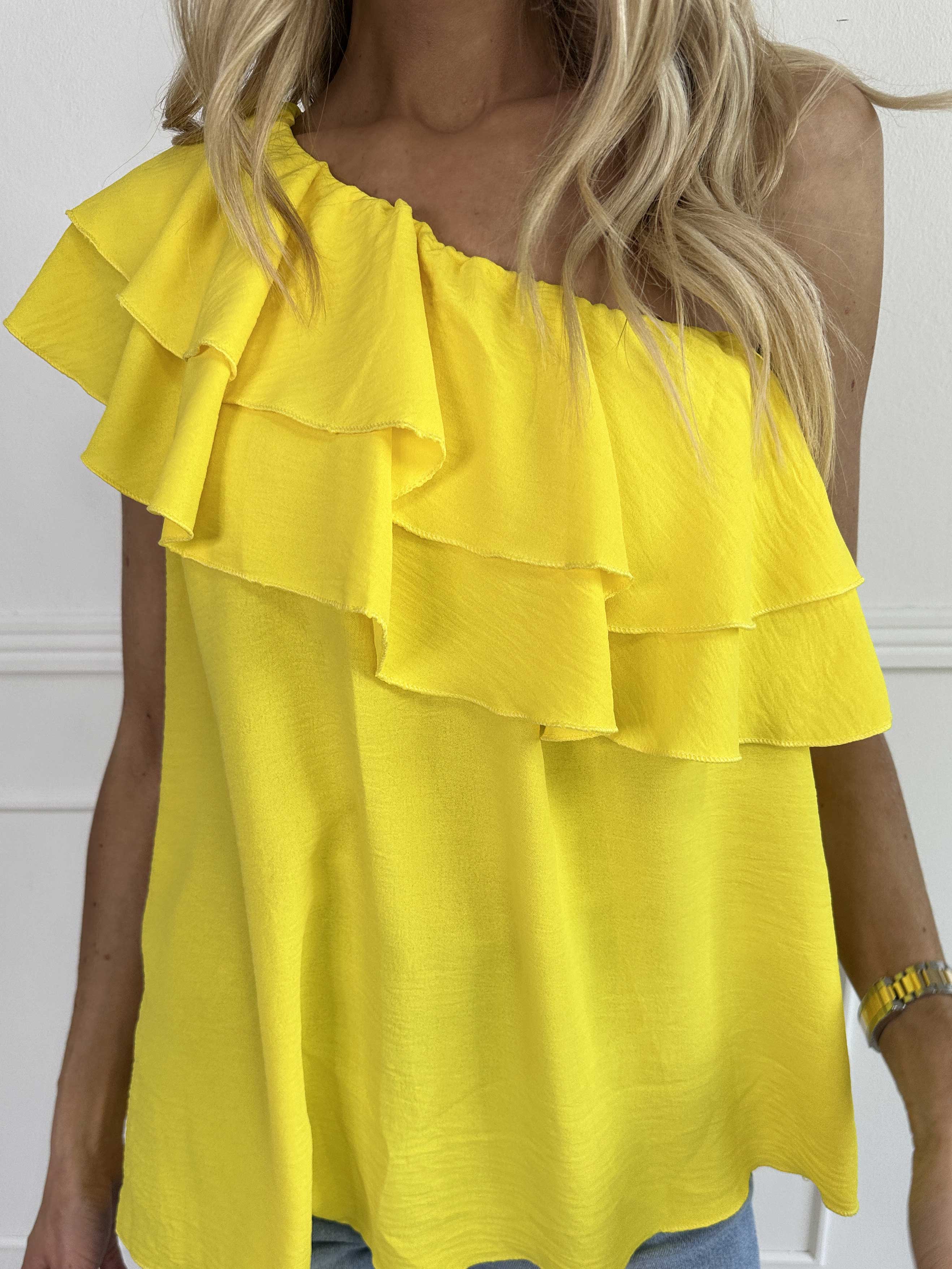 Catelyn Top - Söt one shoulder topp med volanger