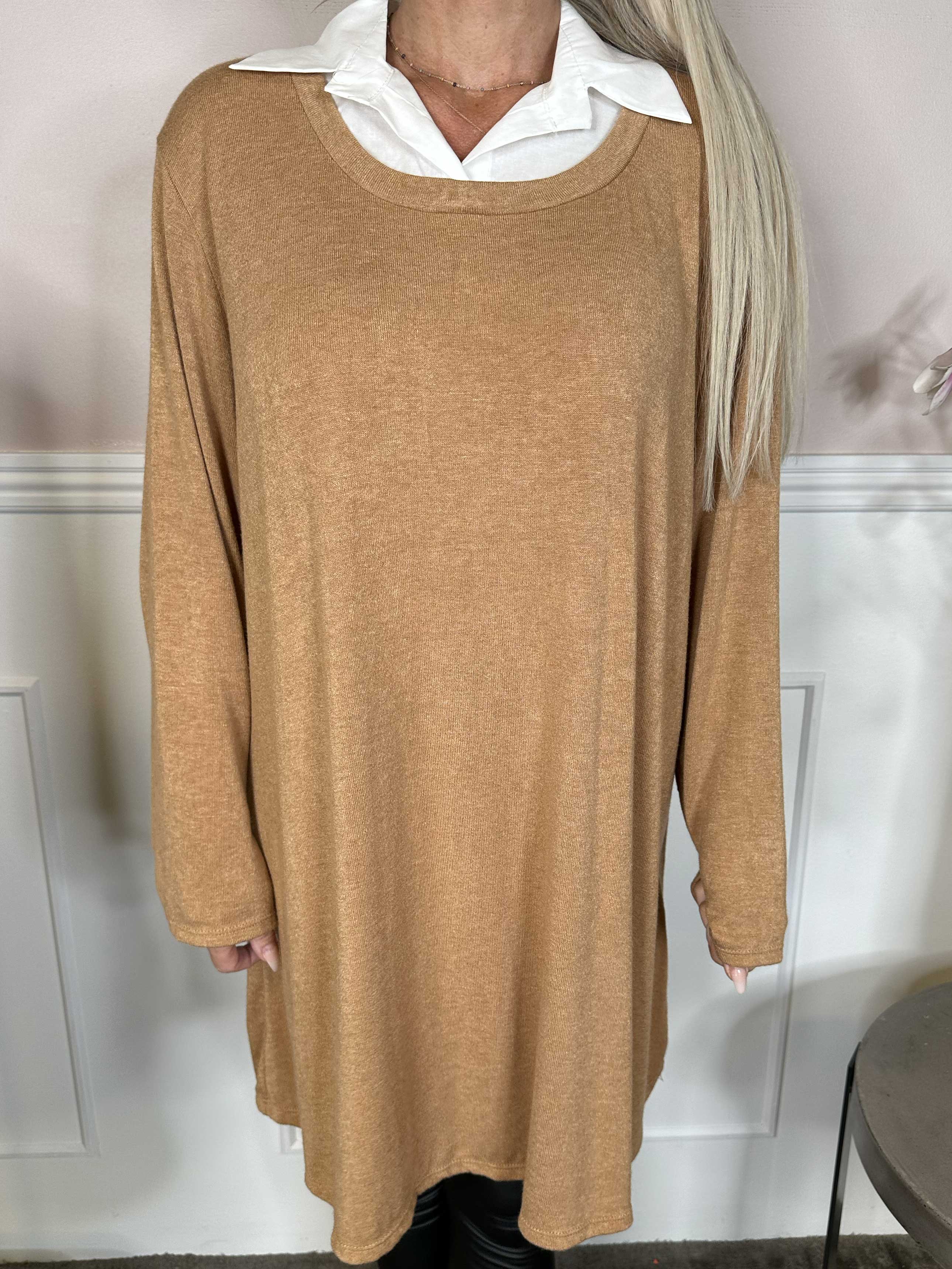 Clarita - Lång mjuk stickad blus med vit skjortkrage