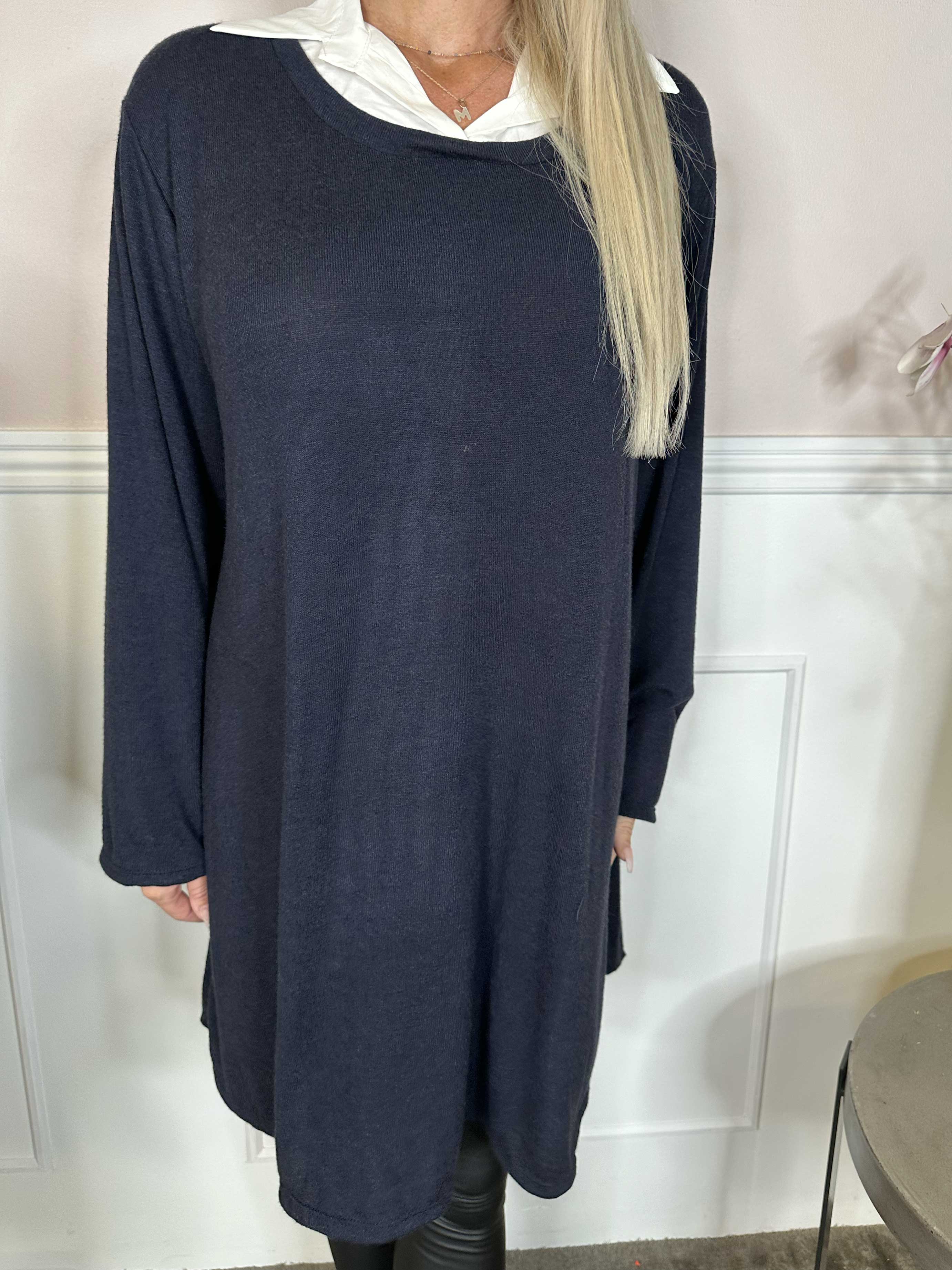 Clarita - Lång mjuk stickad blus med vit skjortkrage