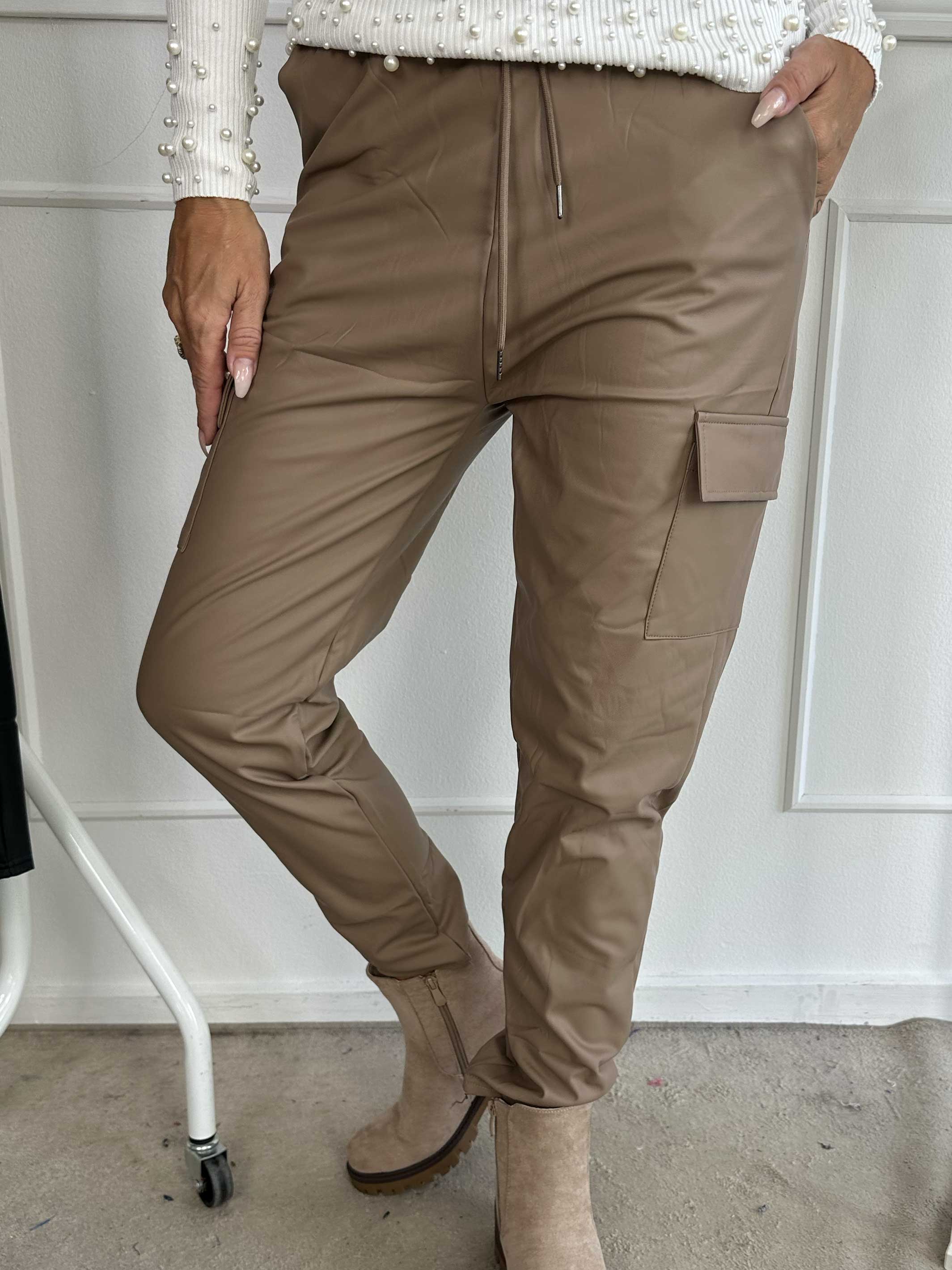 Corinna - Coola cargobyxor i läderlook