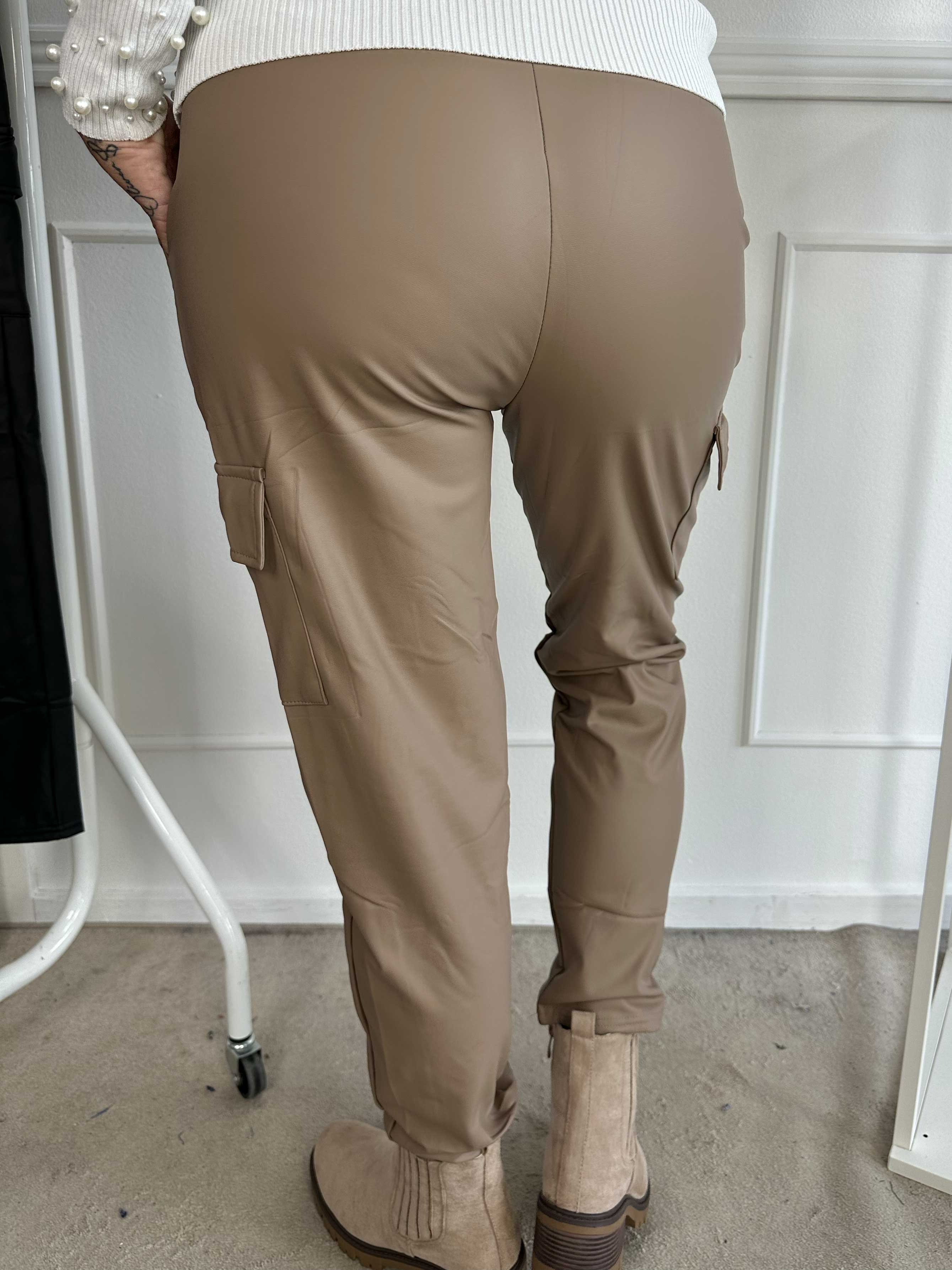 Corinna - Coola cargobyxor i läderlook