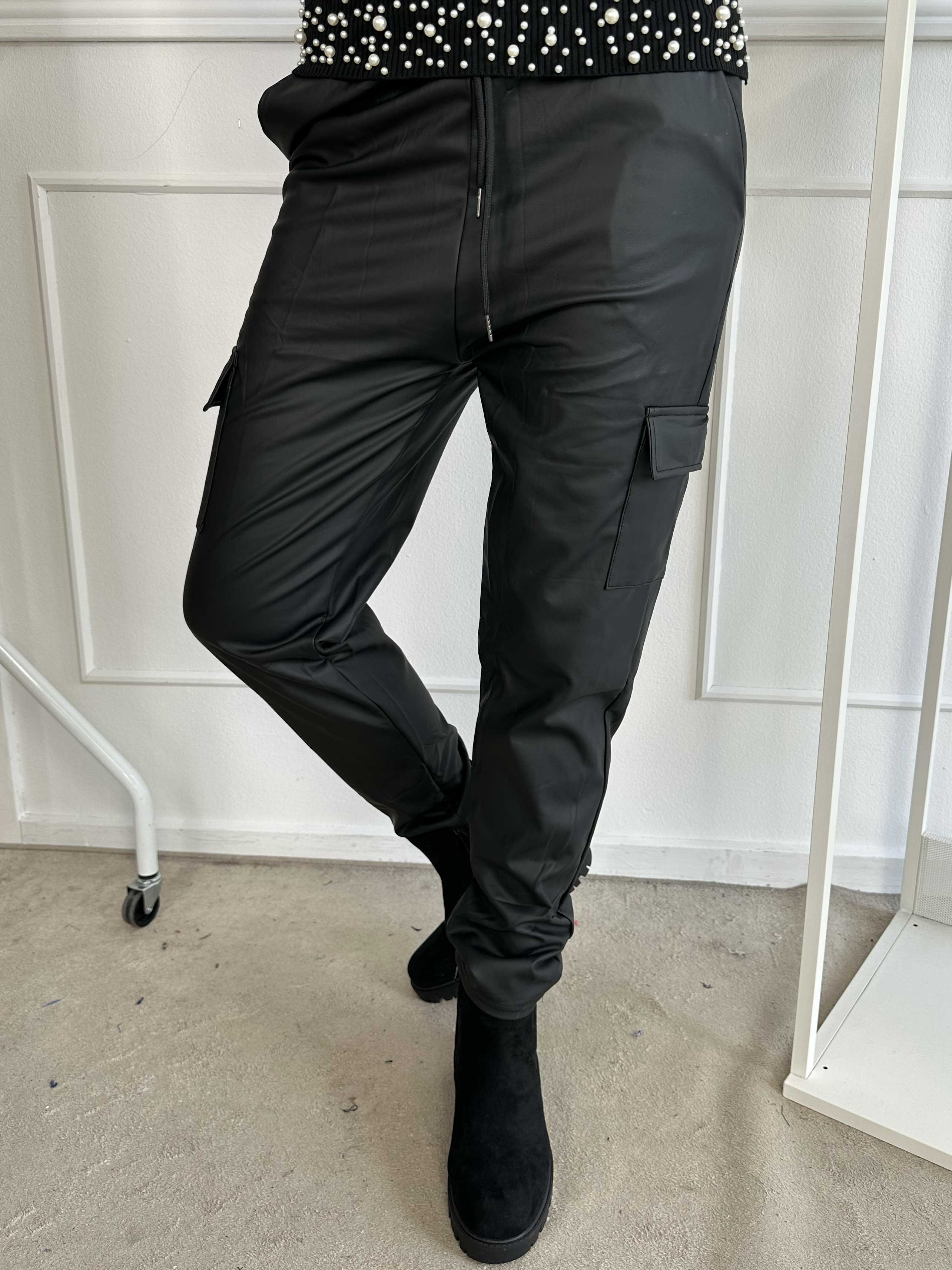 Corinna - Coola cargobyxor i läderlook