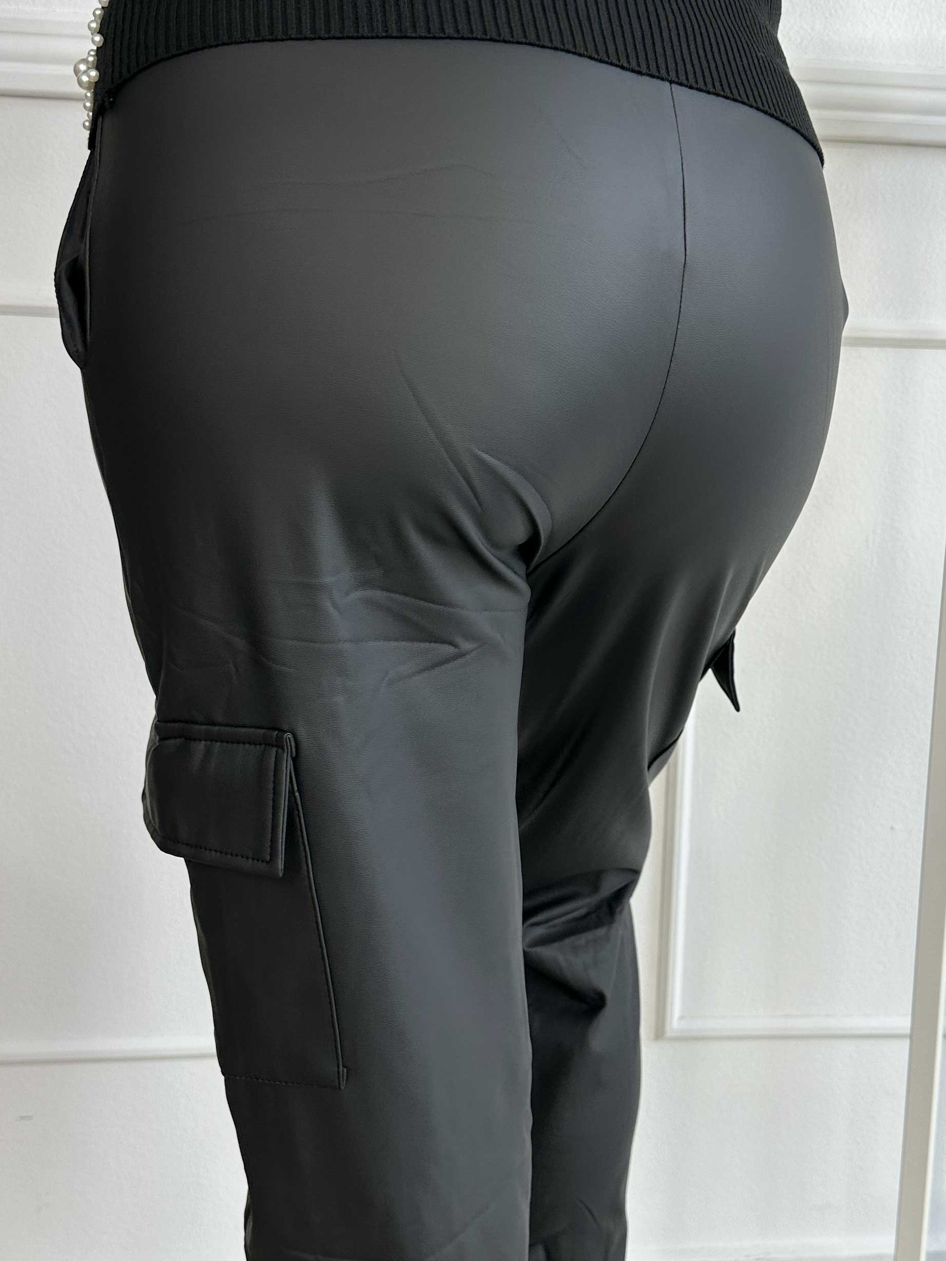 Corinna - Coola cargobyxor i läderlook