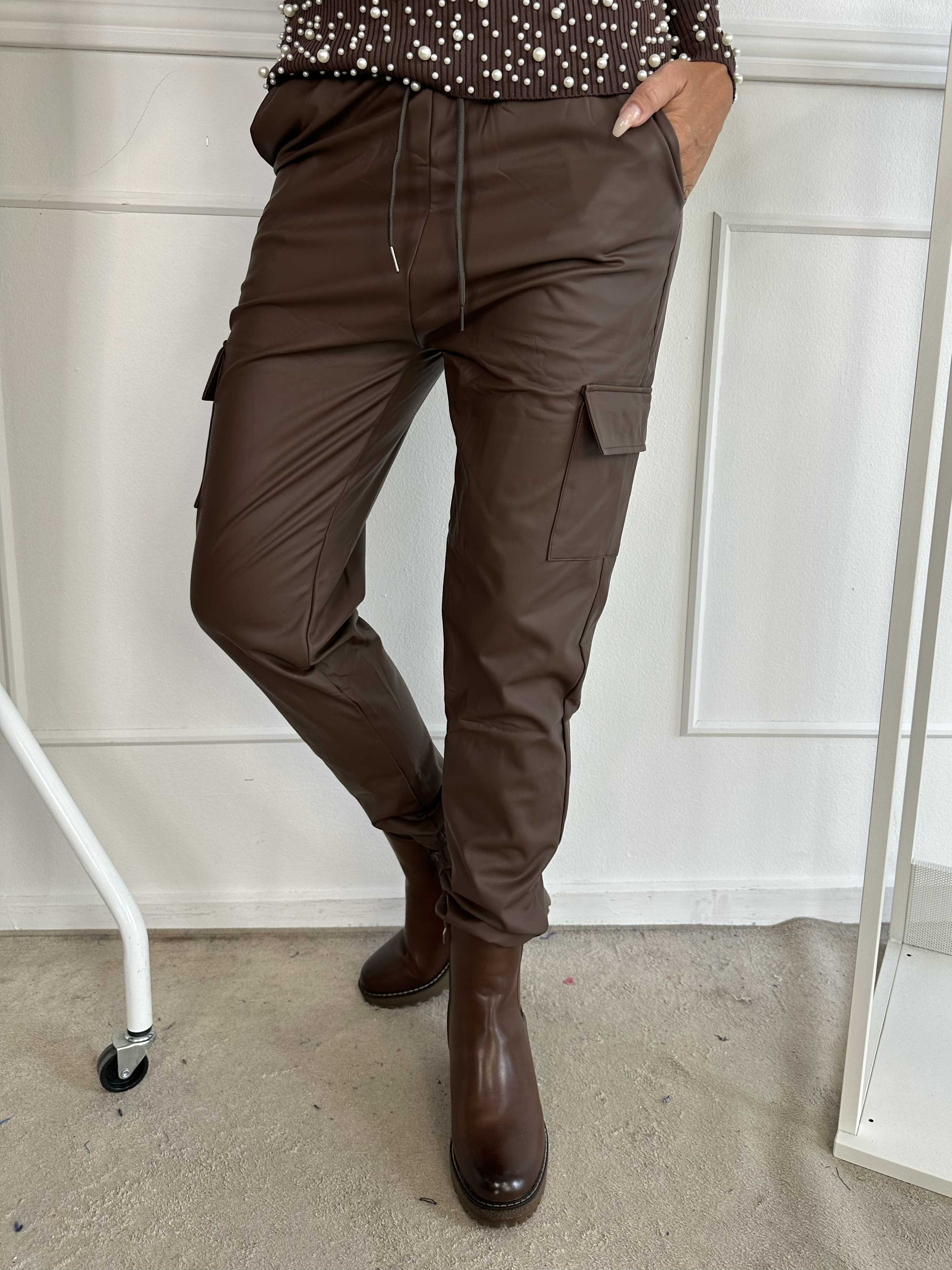 Corinna - Coola cargobyxor i läderlook