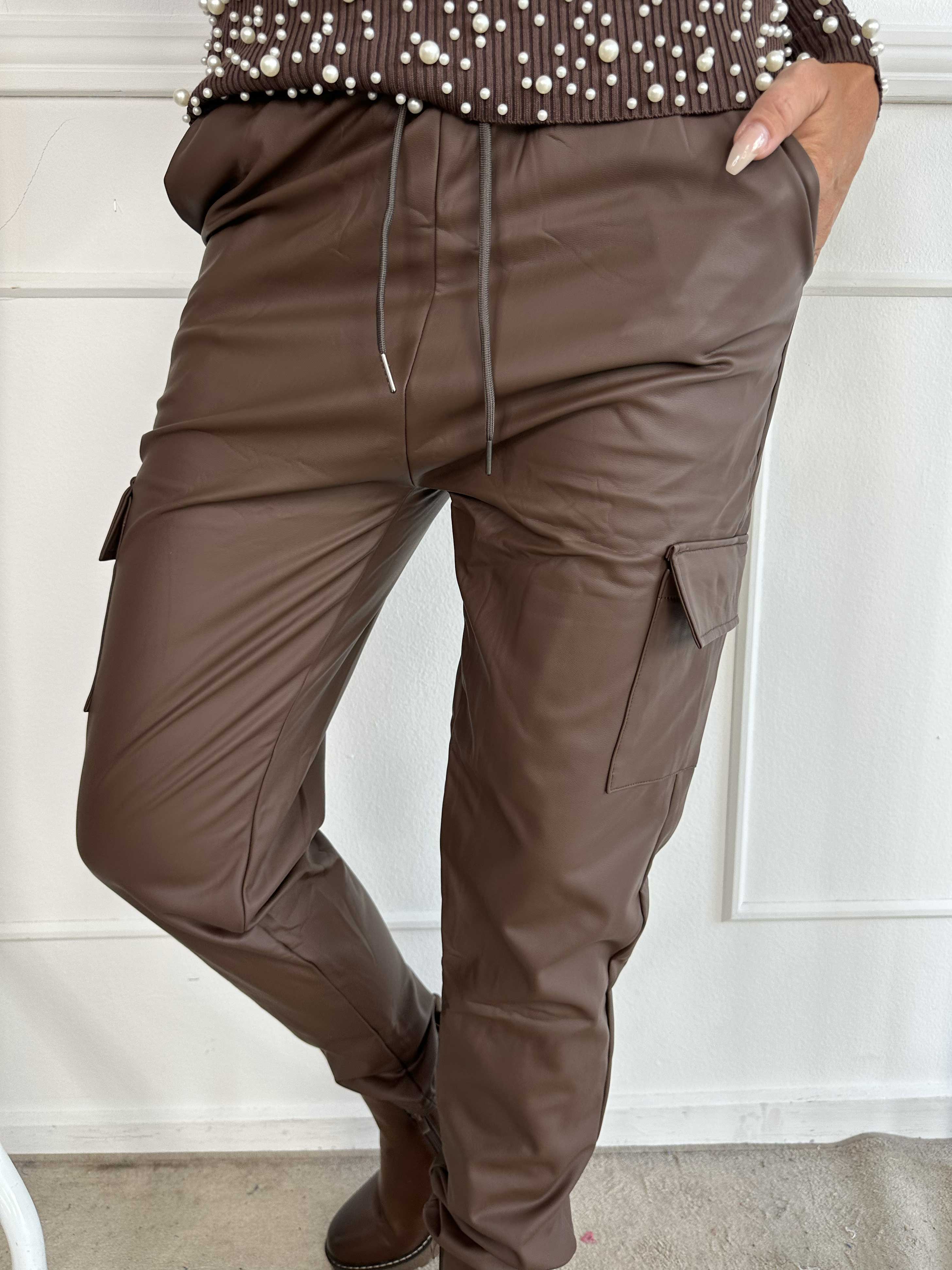 Corinna - Coola cargobyxor i läderlook