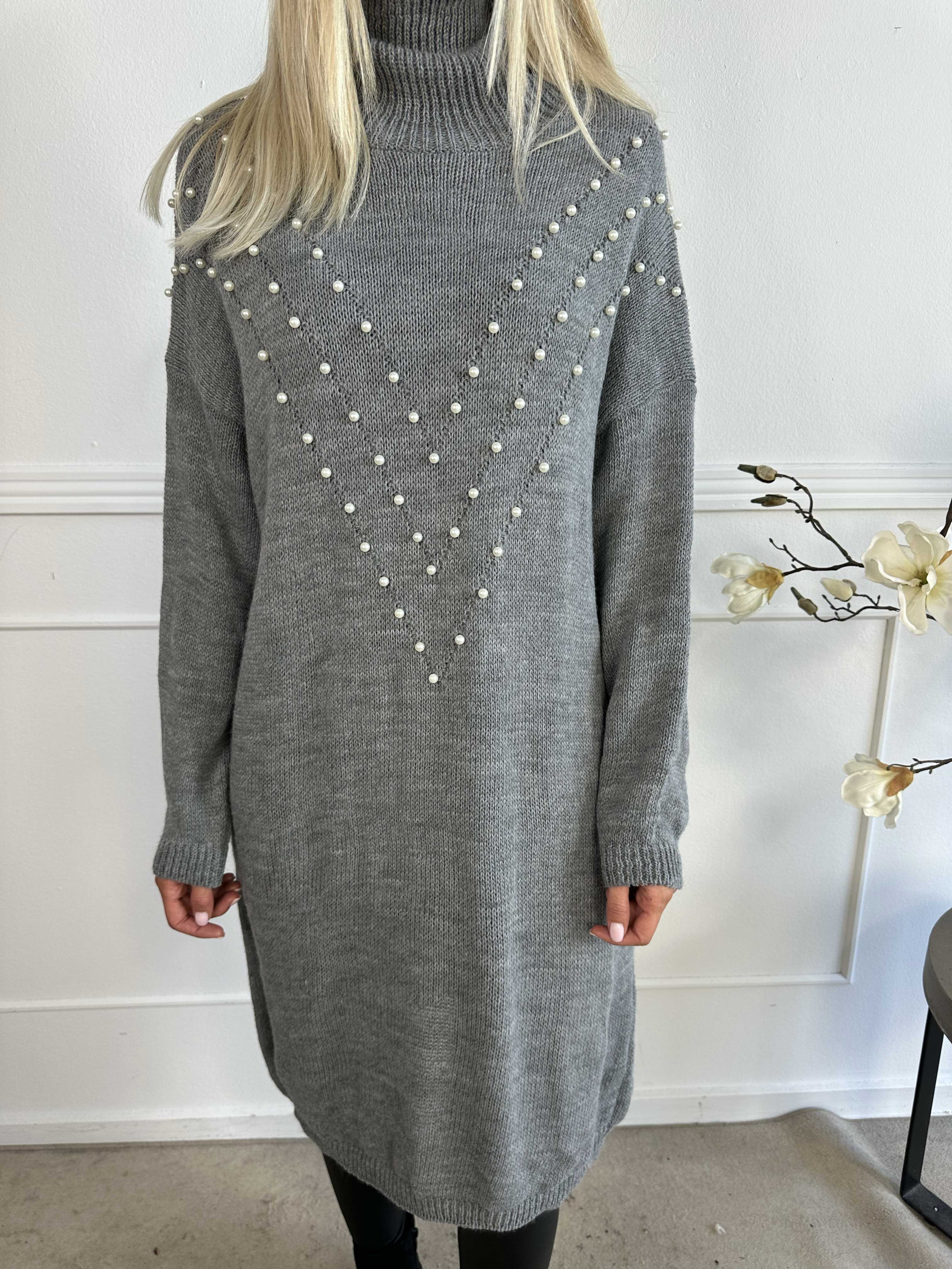 Desire - Stickad klänning med polokrage och vita pärlor