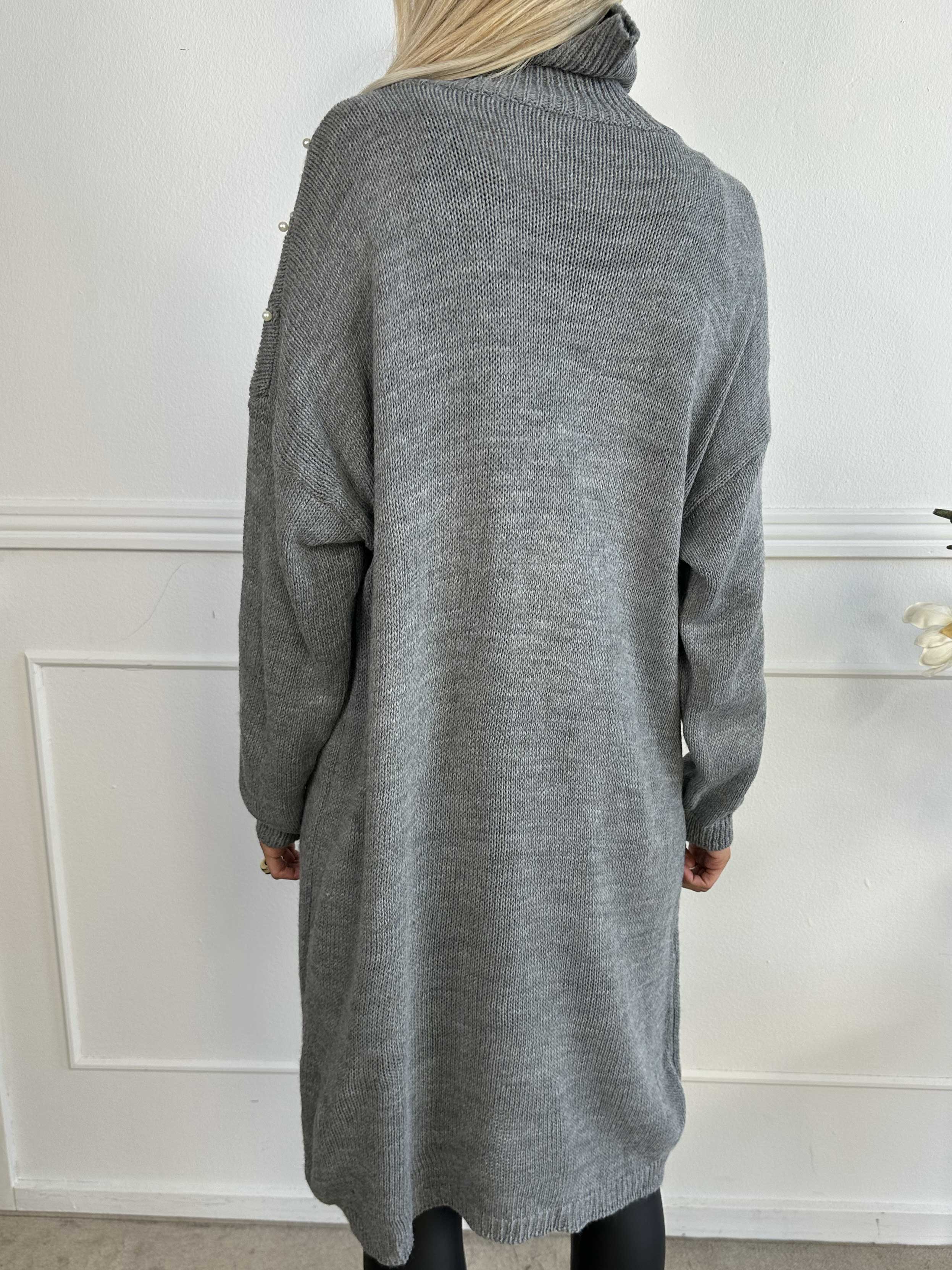 Desire - Stickad klänning med polokrage och vita pärlor