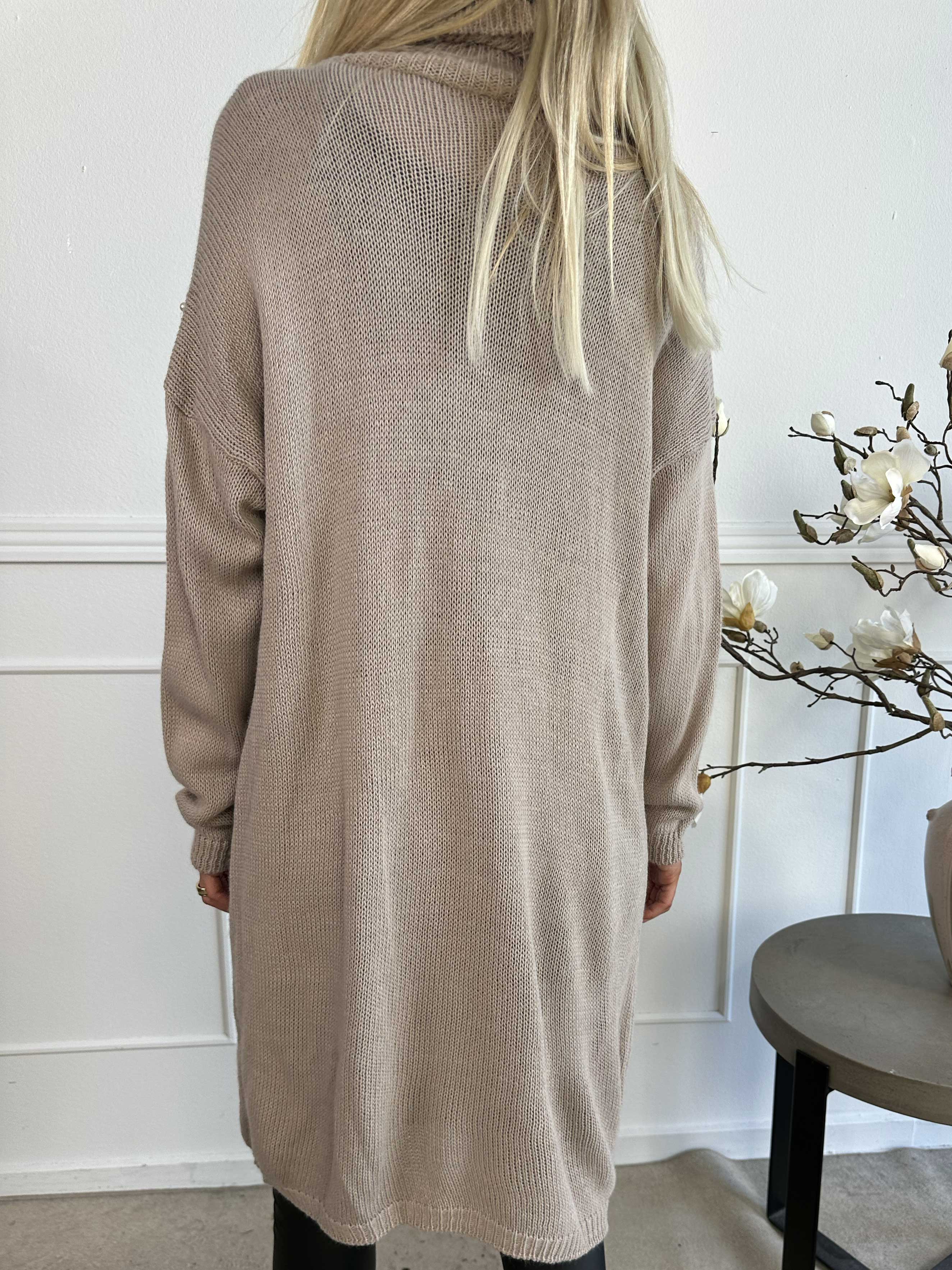 Desire - Stickad klänning med polokrage och vita pärlor