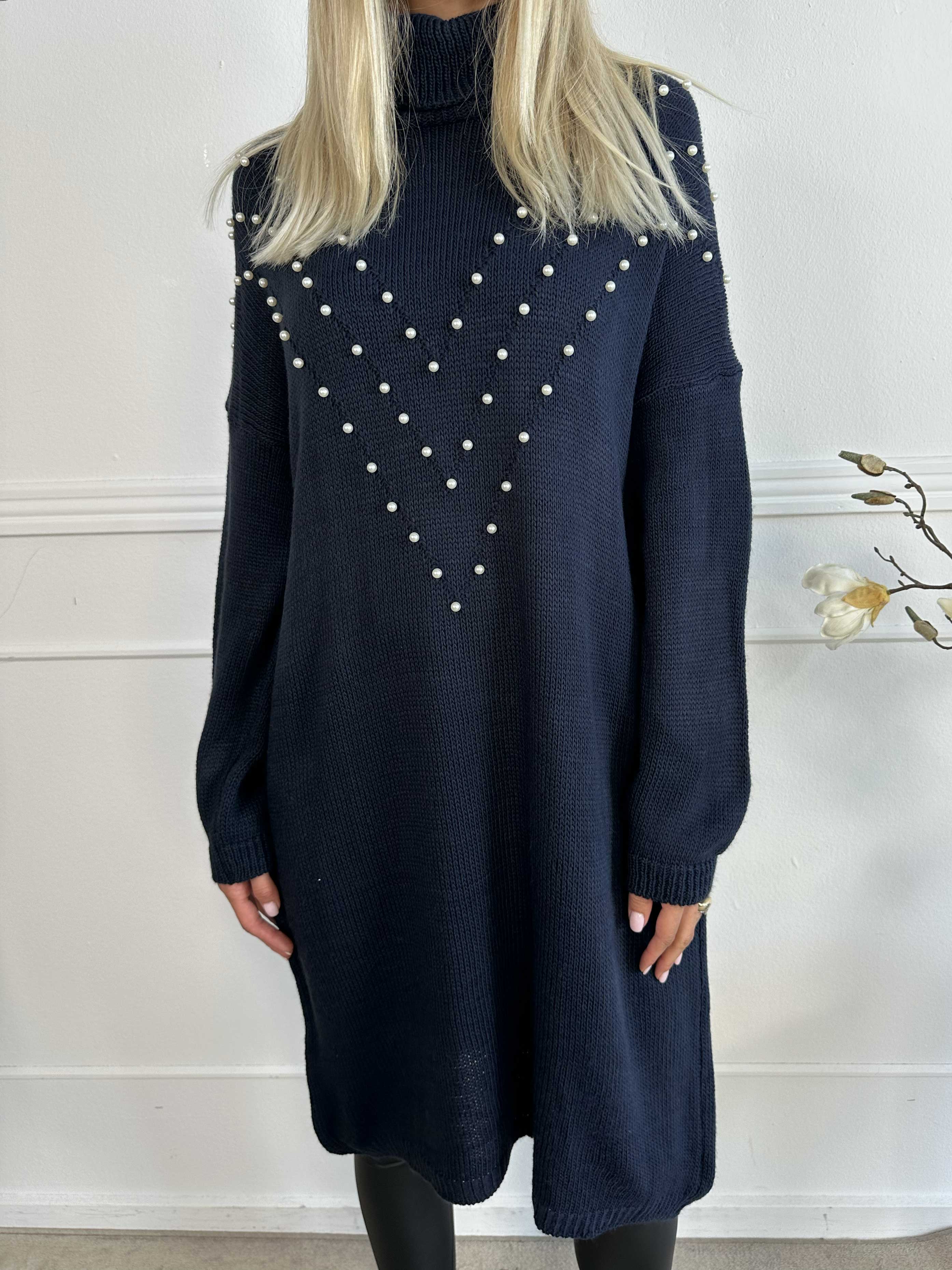 Desire - Stickad klänning med polokrage och vita pärlor