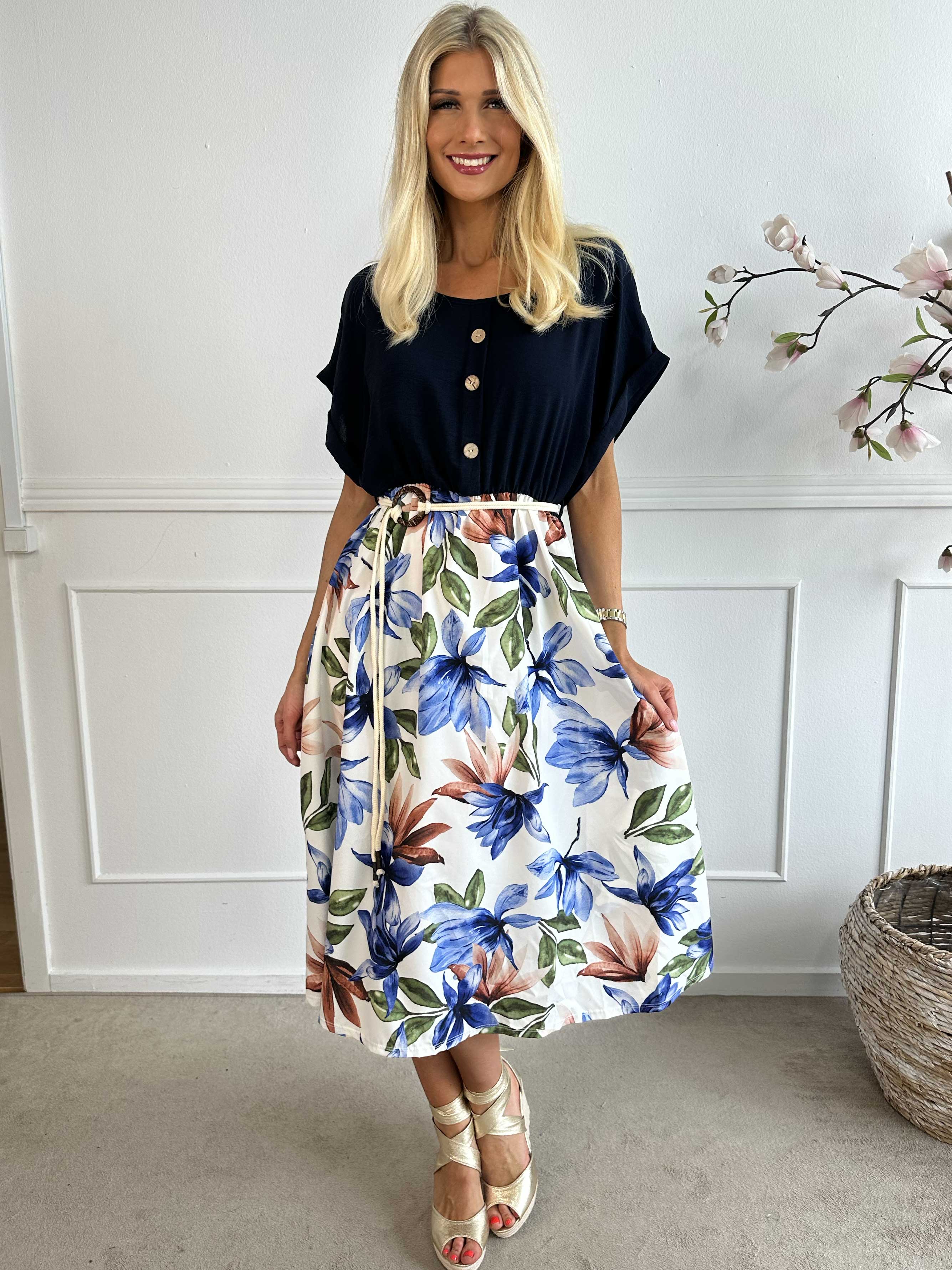 Dina - Fin klänning med resår i midjan och dekorativa knappar