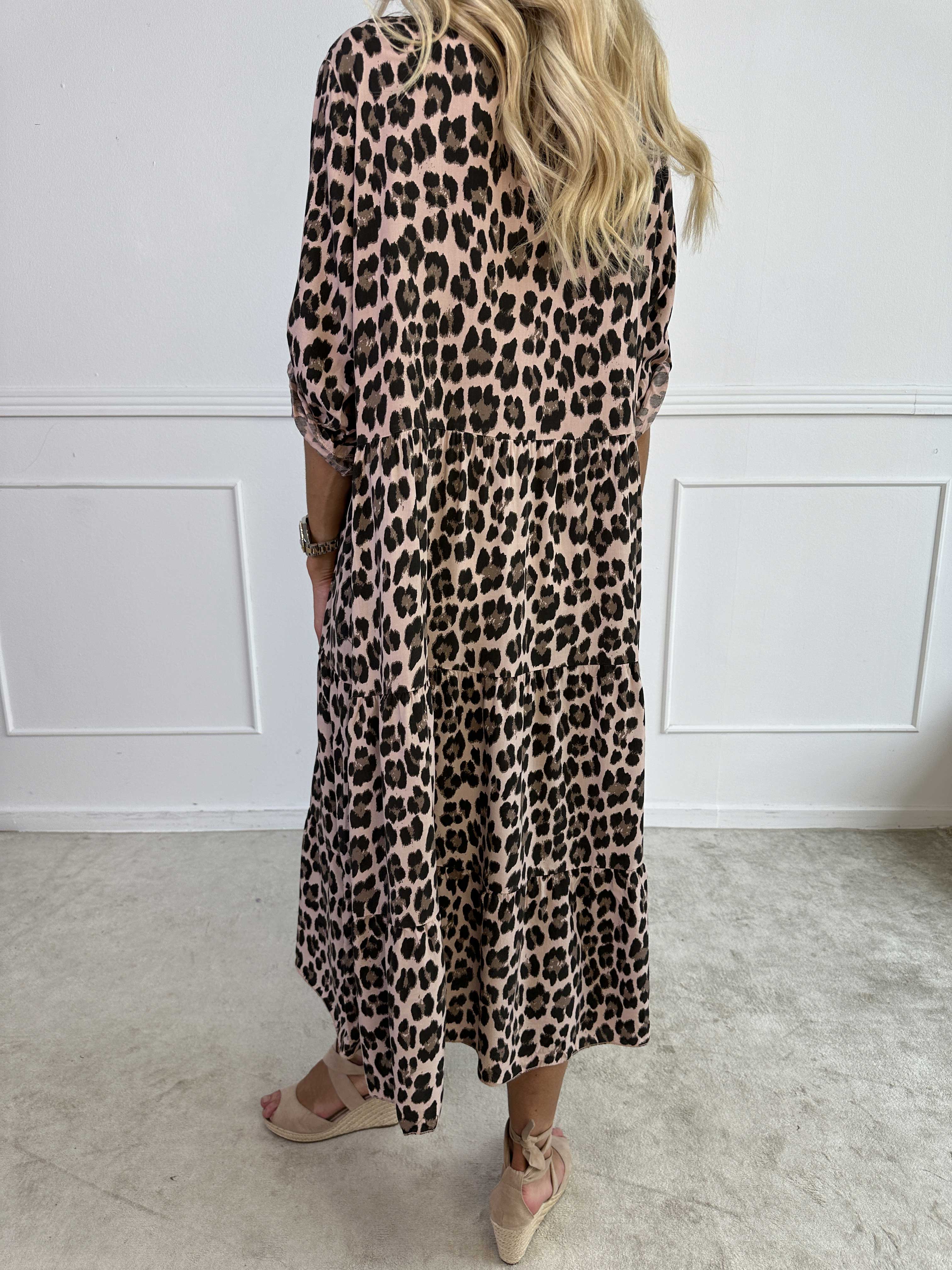 Dotti Leo - Viskosklänning med leopardmönster och lager-på-lager-look