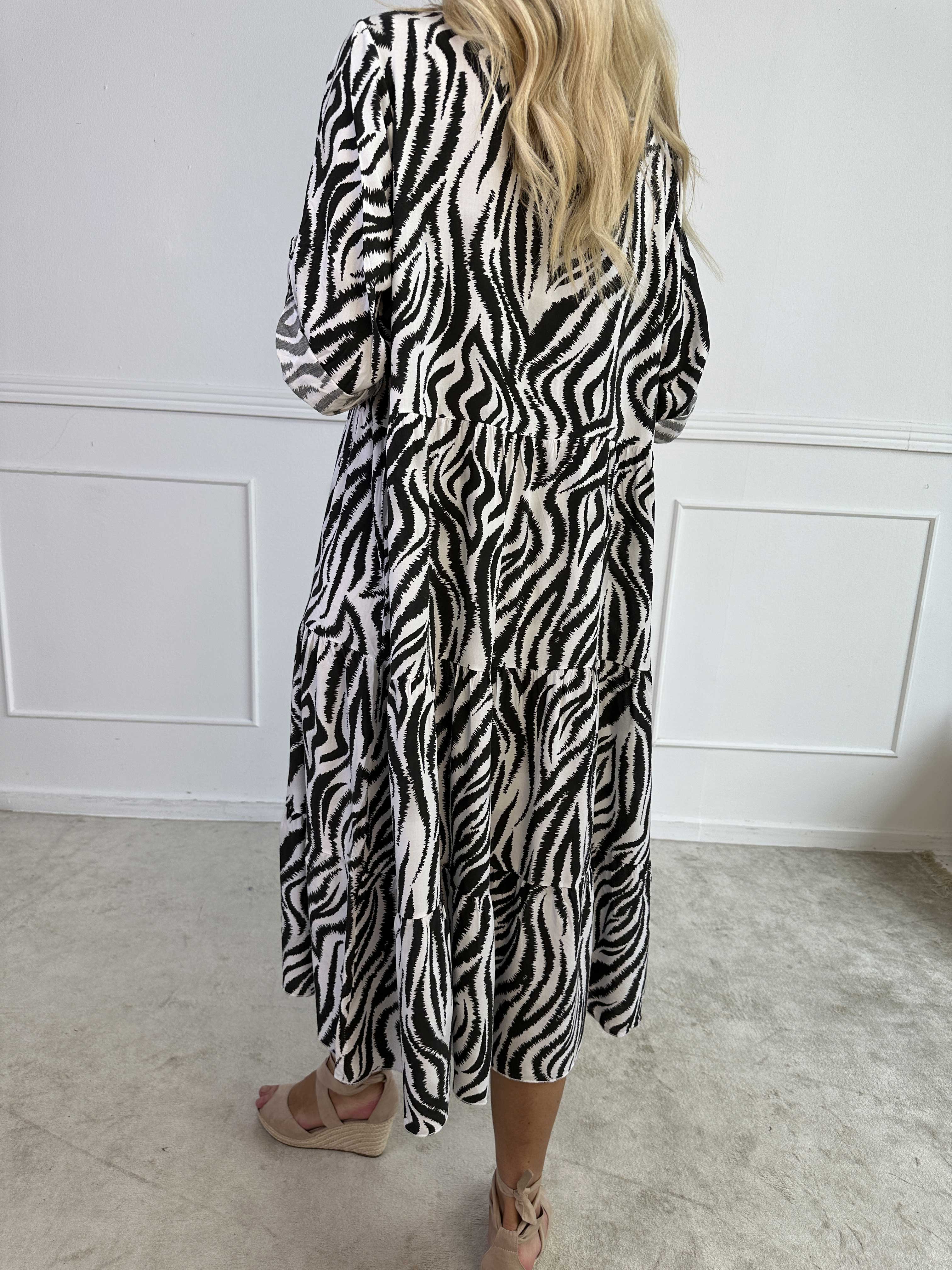 Dotti Zebra - Randig viskosklänning med lager-på-lager-look