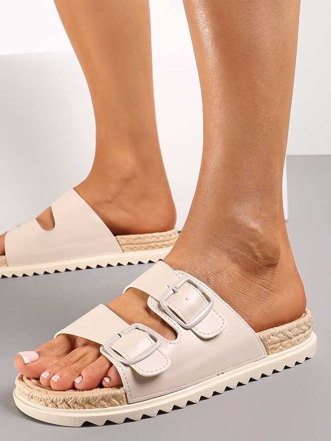 Tia - Sandaler med spännen och flätad sula