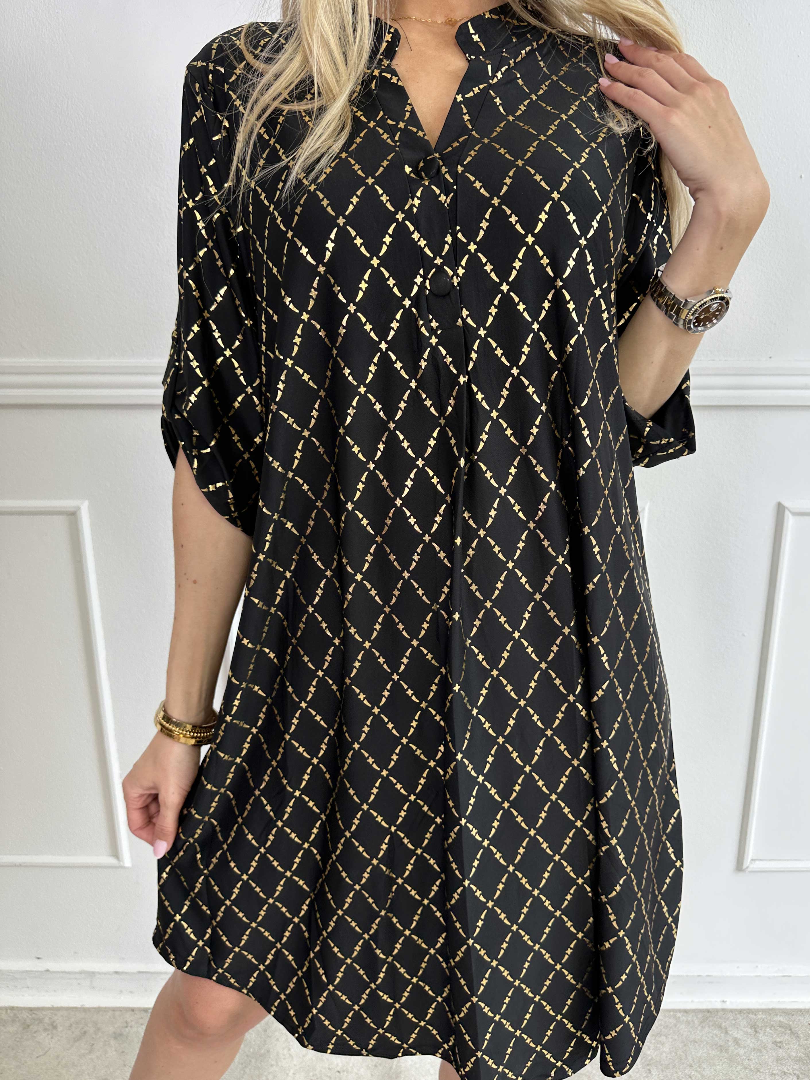 Ebba Gold Check Long - Elastisk klänning med gulddetaljer