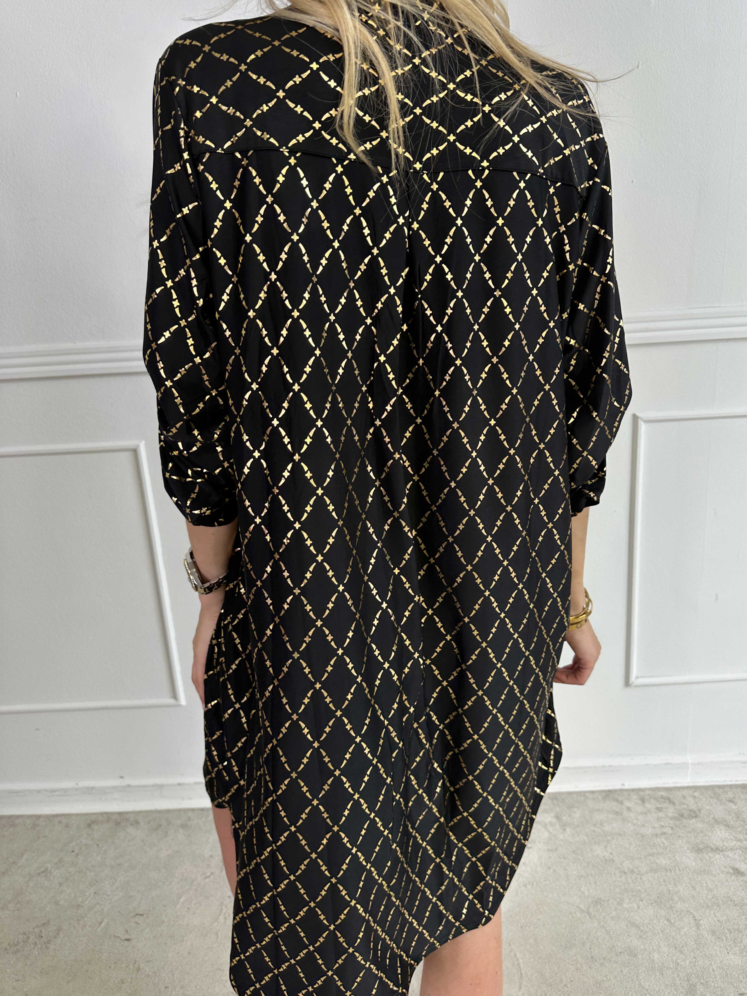 Ebba Gold Check Long - Elastisk klänning med gulddetaljer