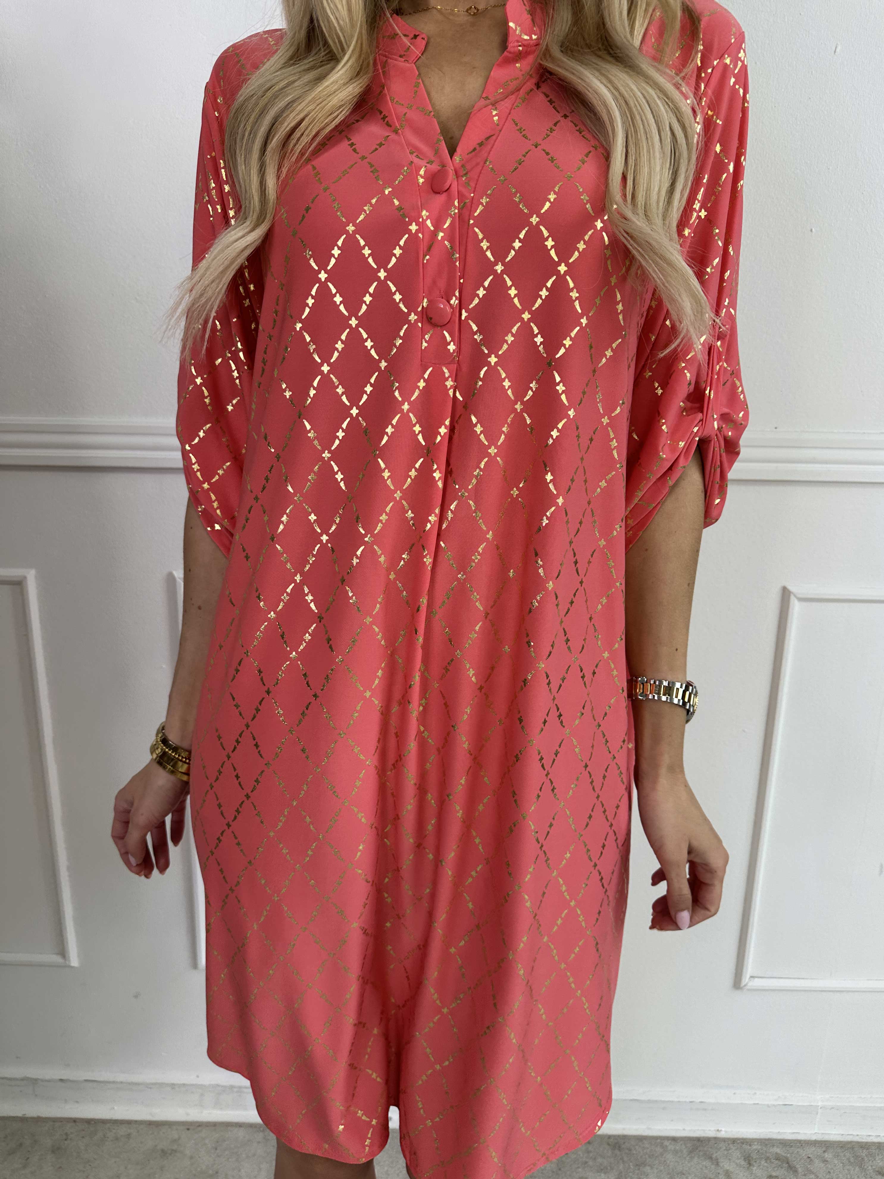 Ebba Gold Check Long - Elastisk klänning med gulddetaljer