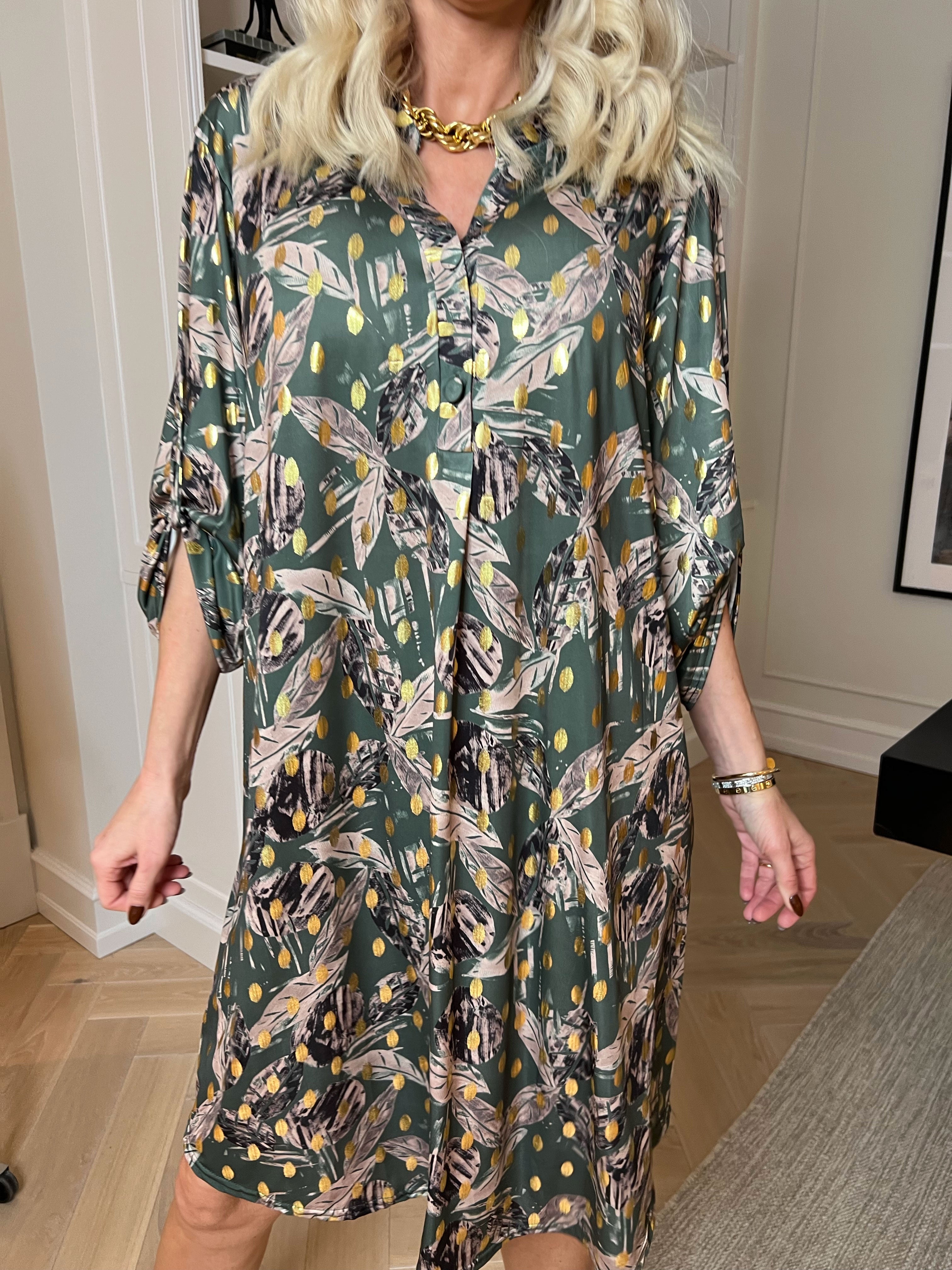 Ebba Leaf Long - Elastisk kjole med fint bladmønster og guld dutter