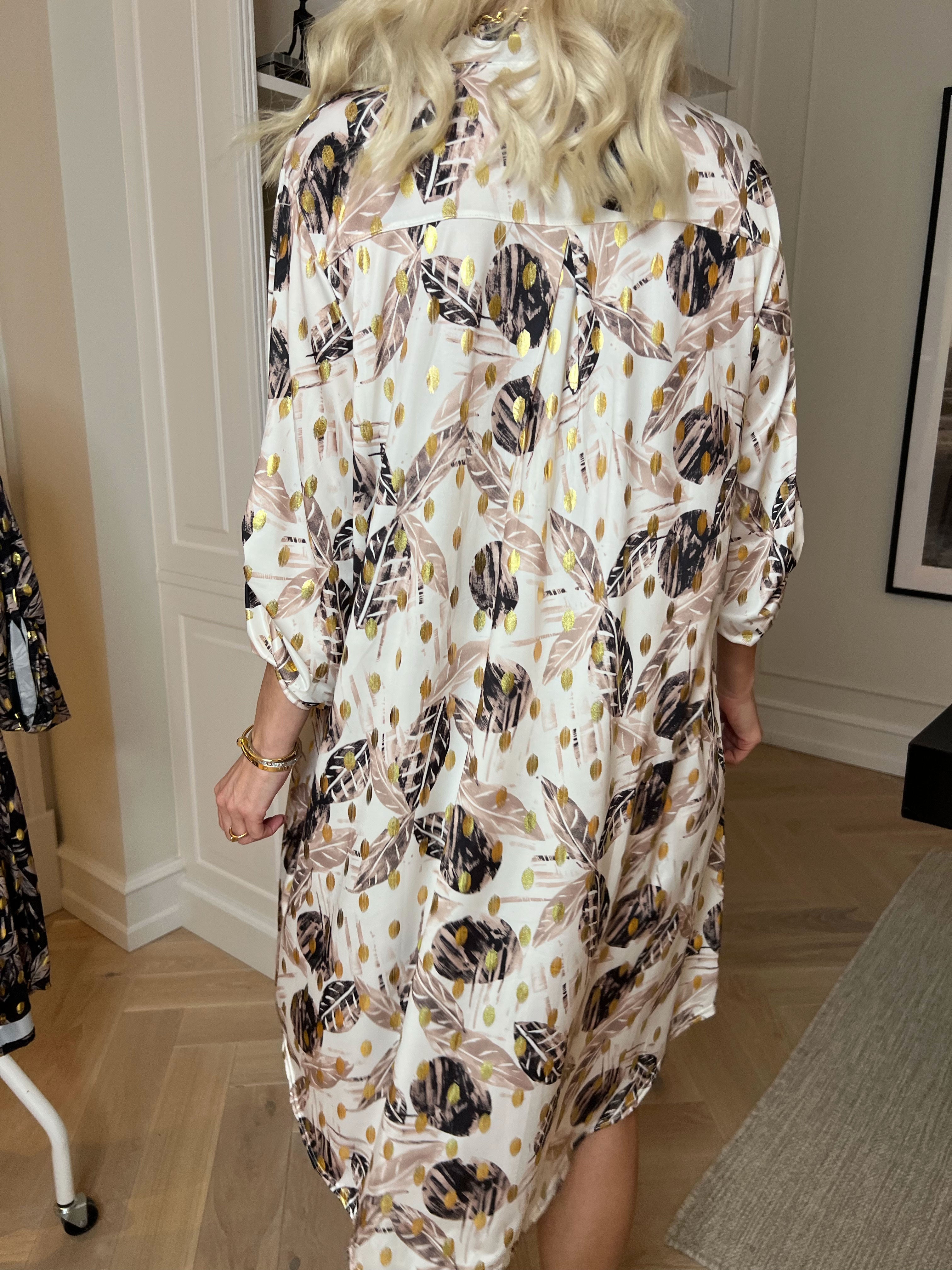 Ebba Leaf Long - Elastisk kjole med fint bladmønster og guld dutter