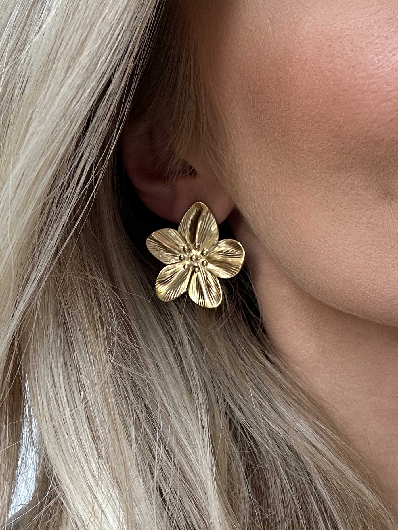 Elizabeth - Guldiga blomster örhängen