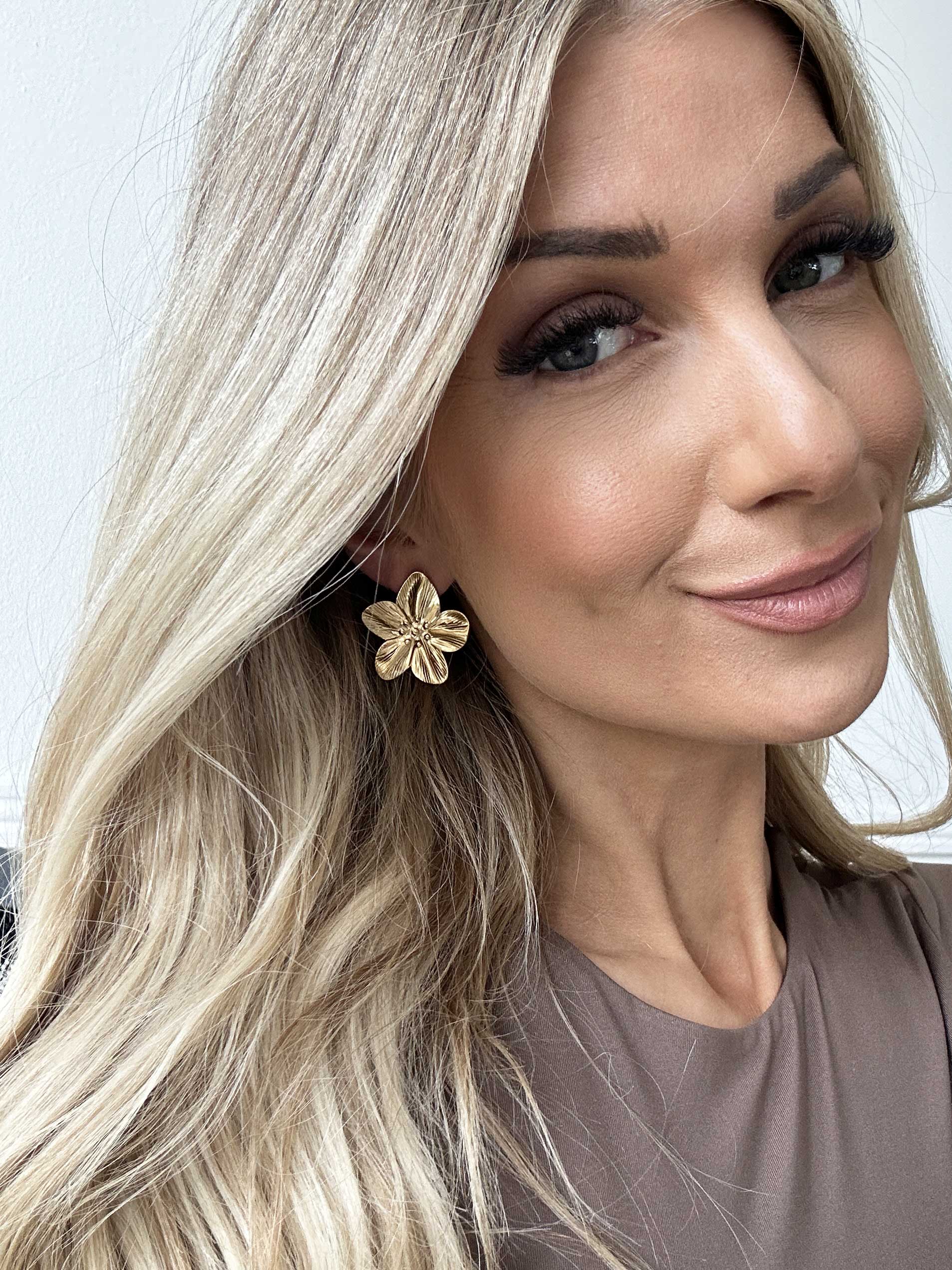 Elizabeth - Guldiga blomster örhängen